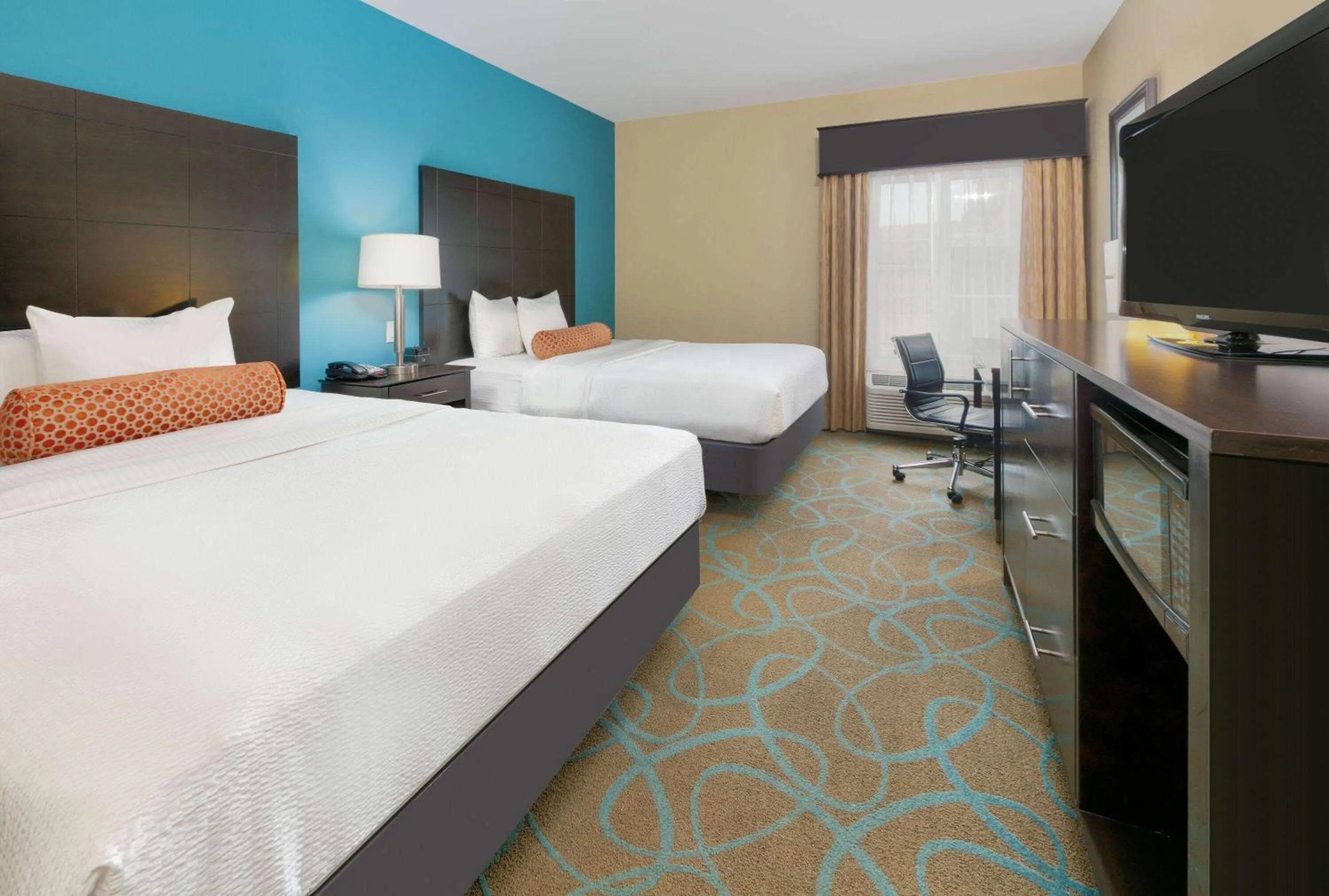 Photo of the whole room, Bed in La Quinta by Wyndham Clinton Historic Route 66