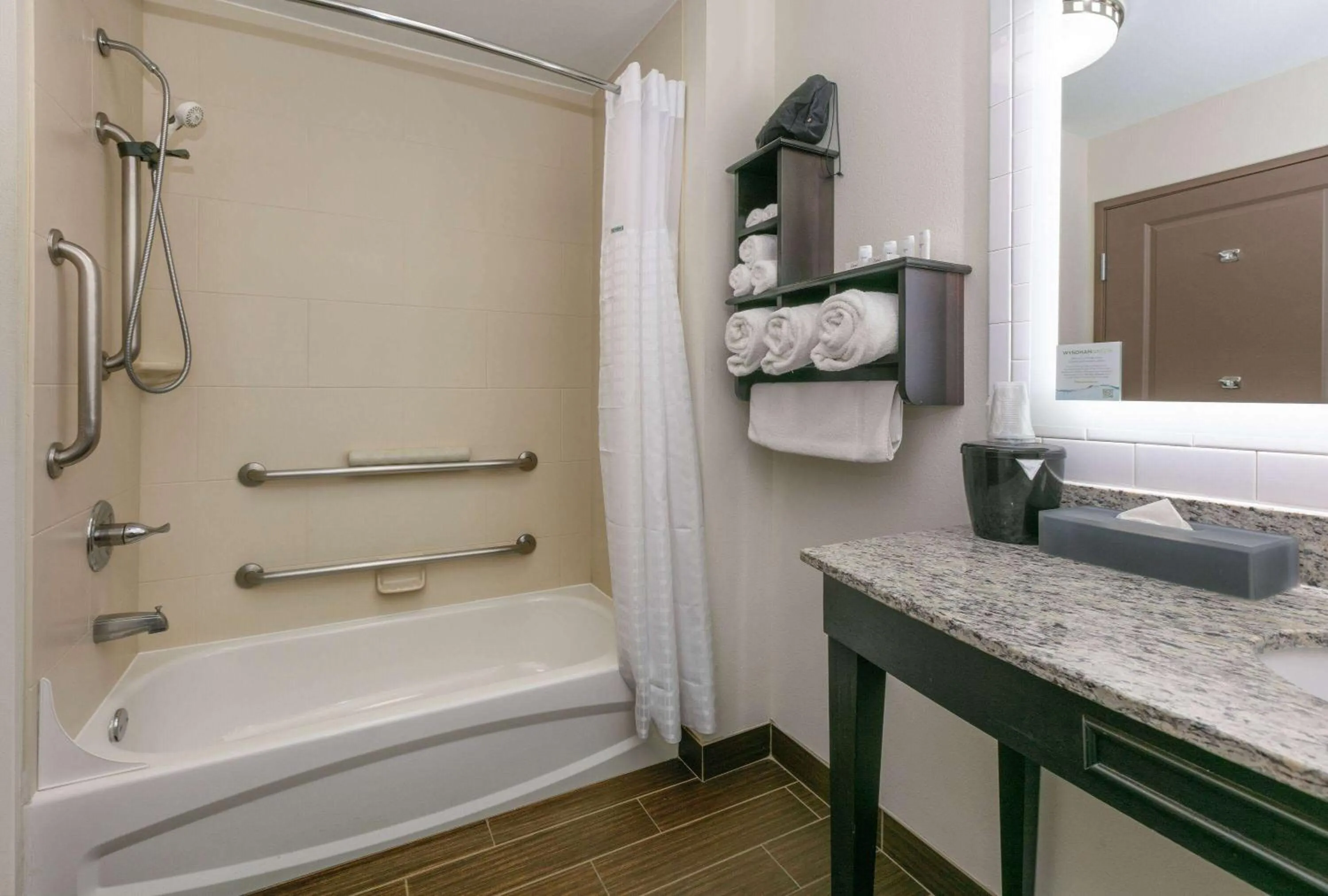 Bathroom in La Quinta by Wyndham Clinton Historic Route 66