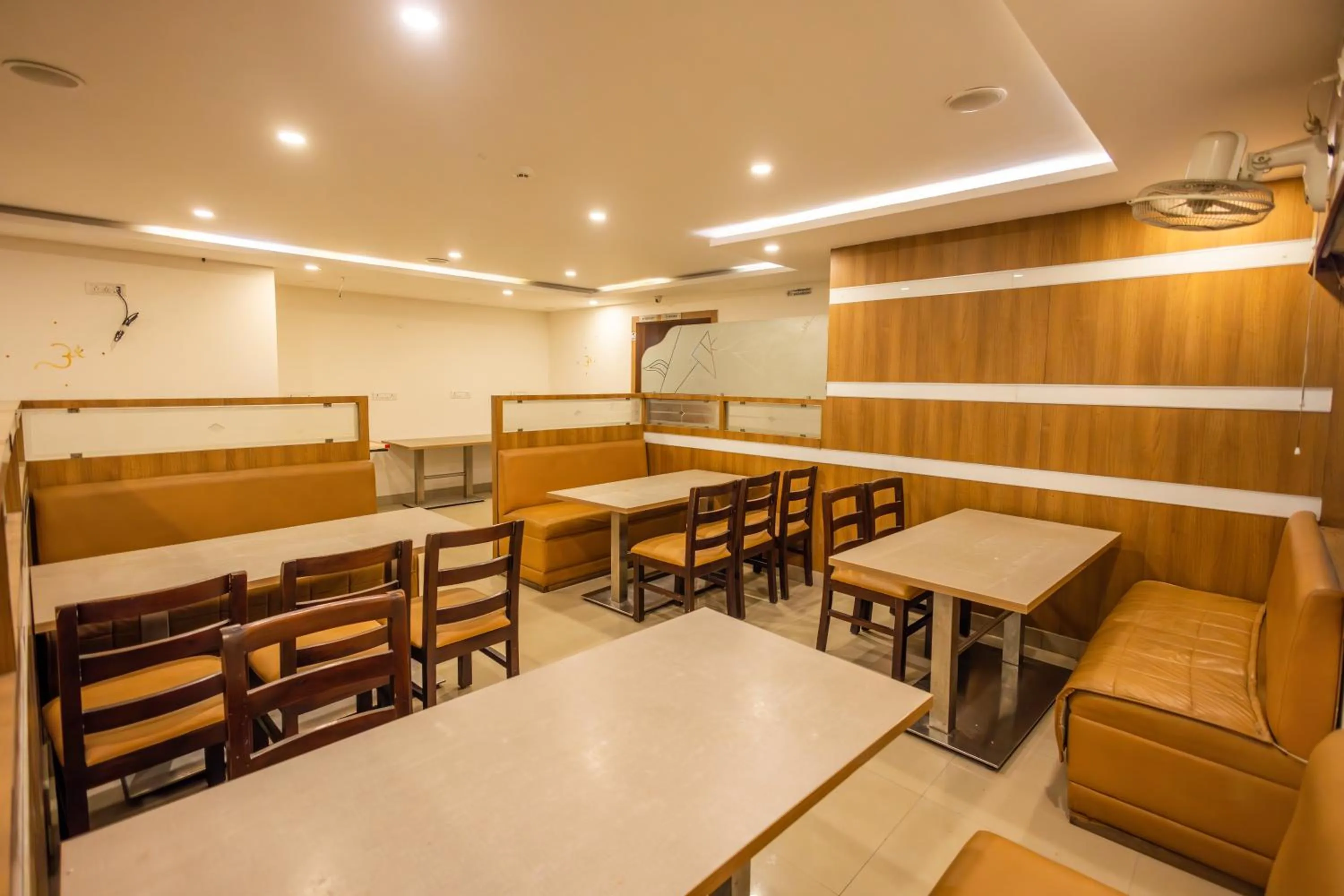 Restaurant/places to eat in Suraksha Stay Brookfield Hotel