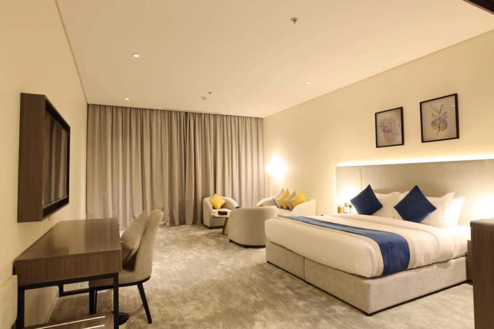 Photo of the whole room, Bed in Savoye Hotel