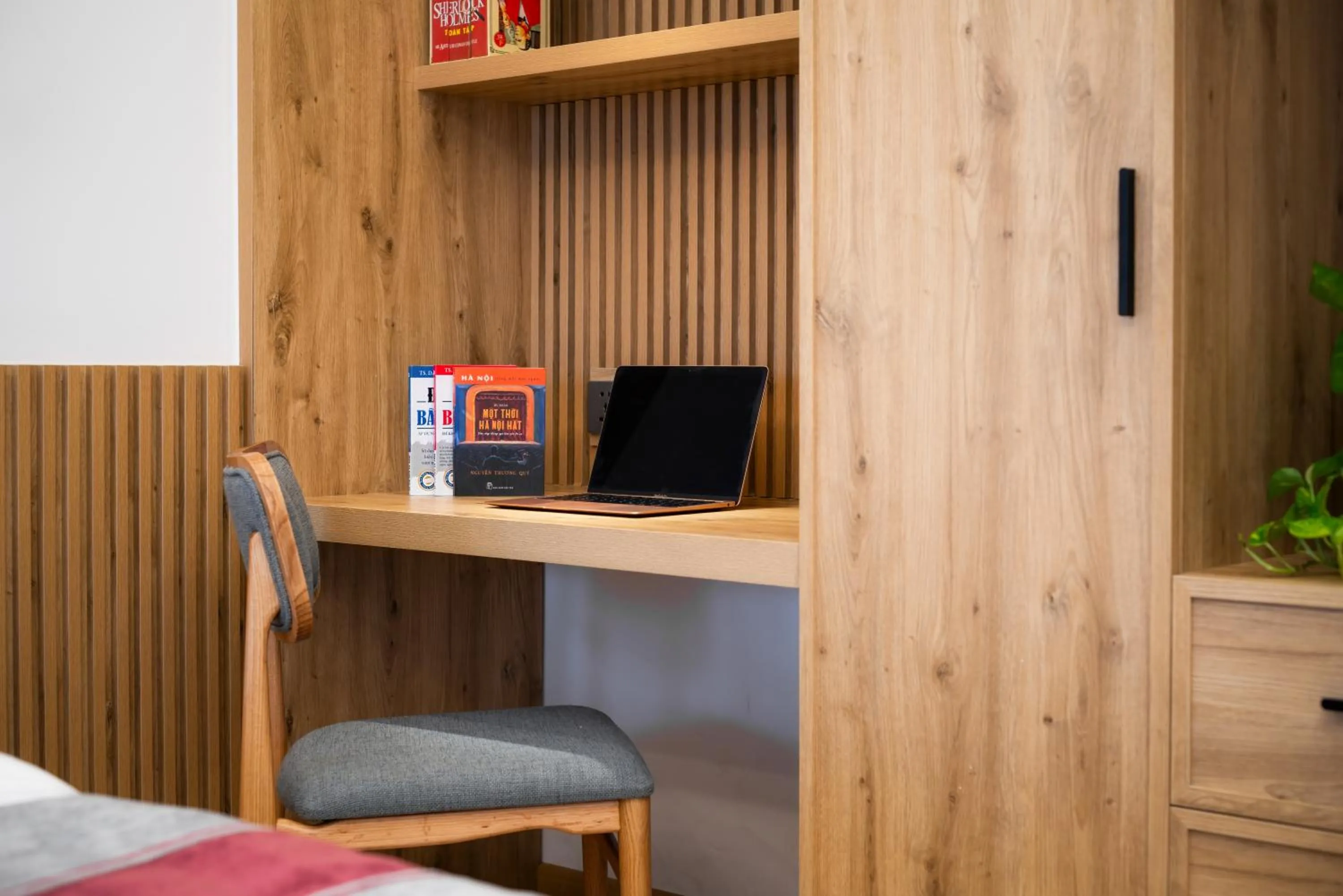 wardrobe in The Galaxy Home Doi Can Hotel and Apartment