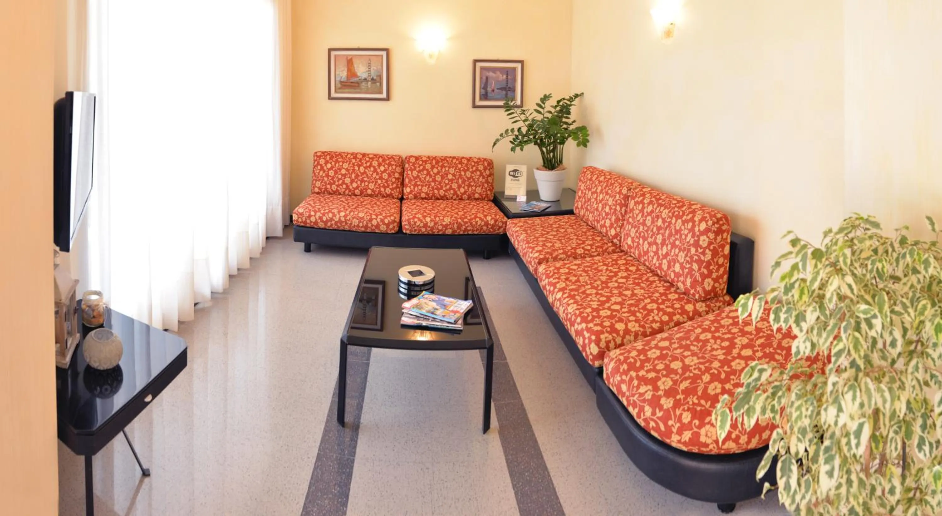 Communal lounge/ TV room in Pensione Villa Joli