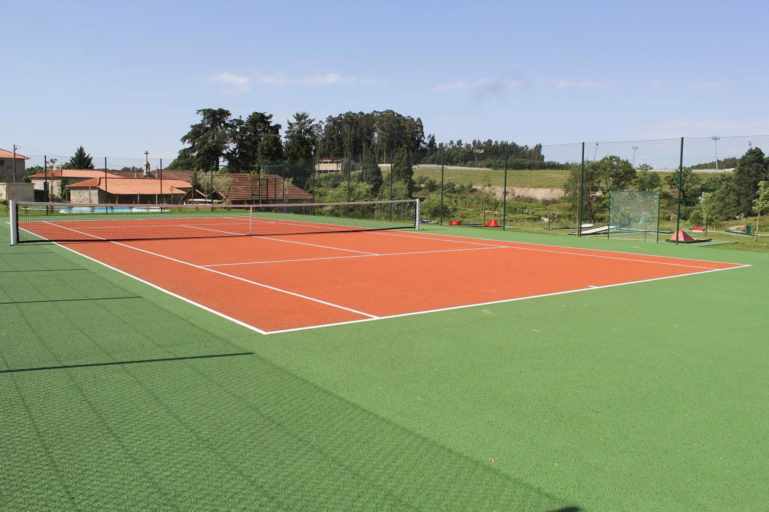 Tennis court in Lousada Country Hotel