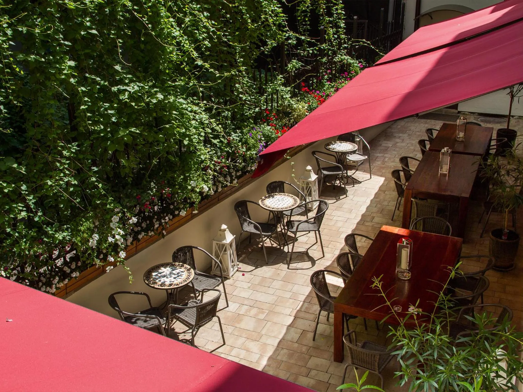 Restaurant/places to eat in Lounge Apartments