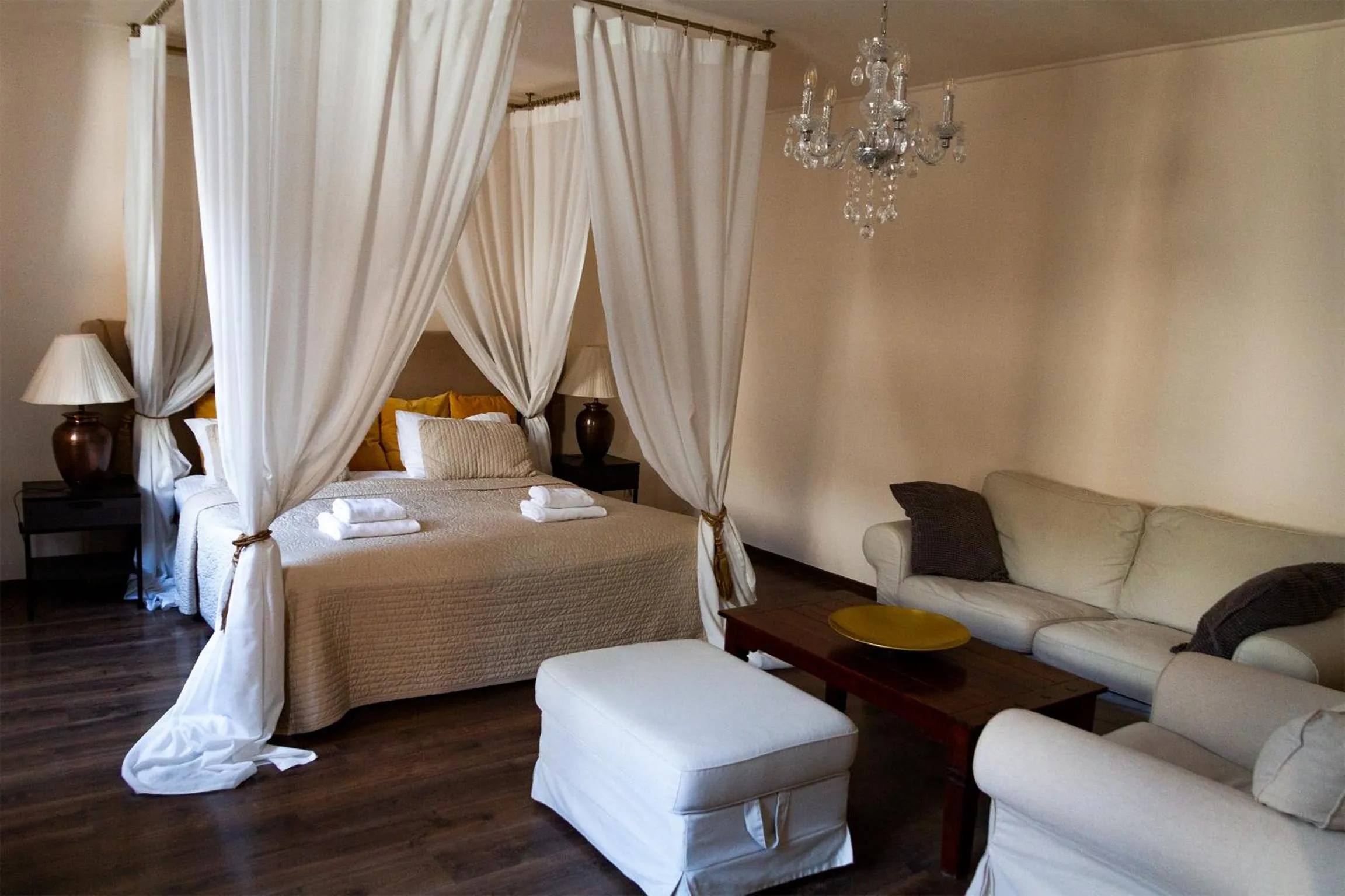 Living room, Bed in Lounge Apartments