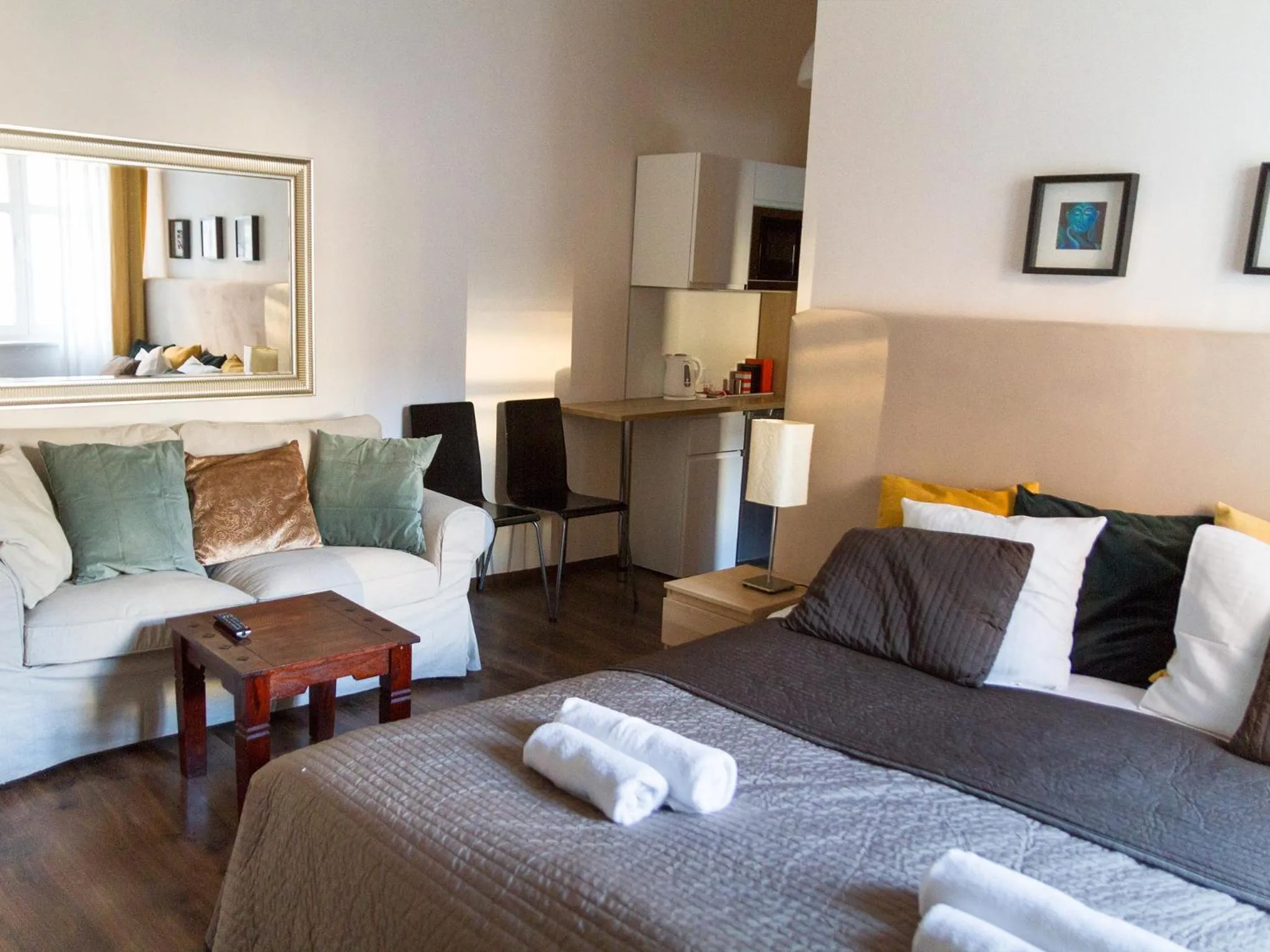 Bedroom, Bed in Lounge Apartments