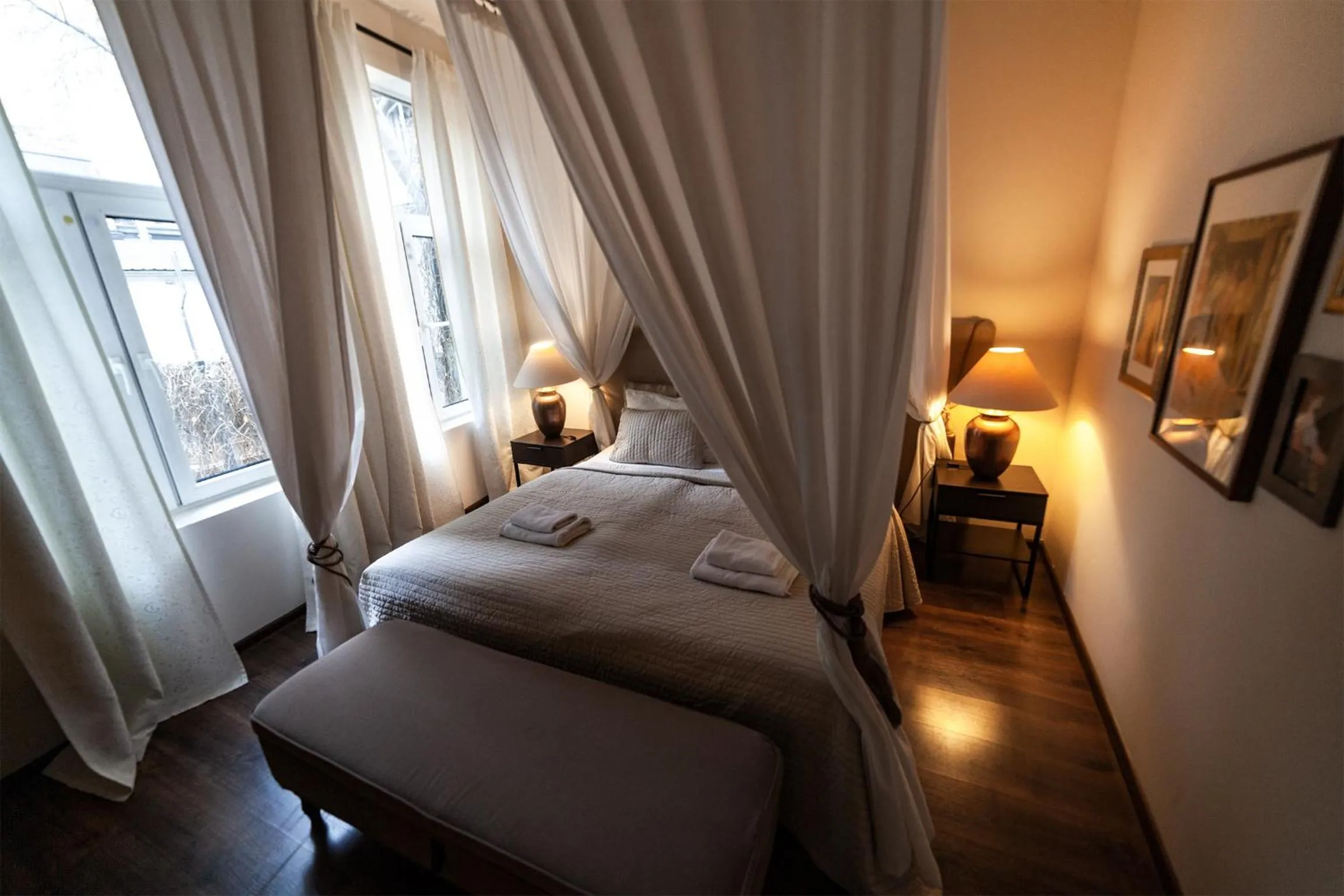 Bedroom, Bed in Lounge Apartments