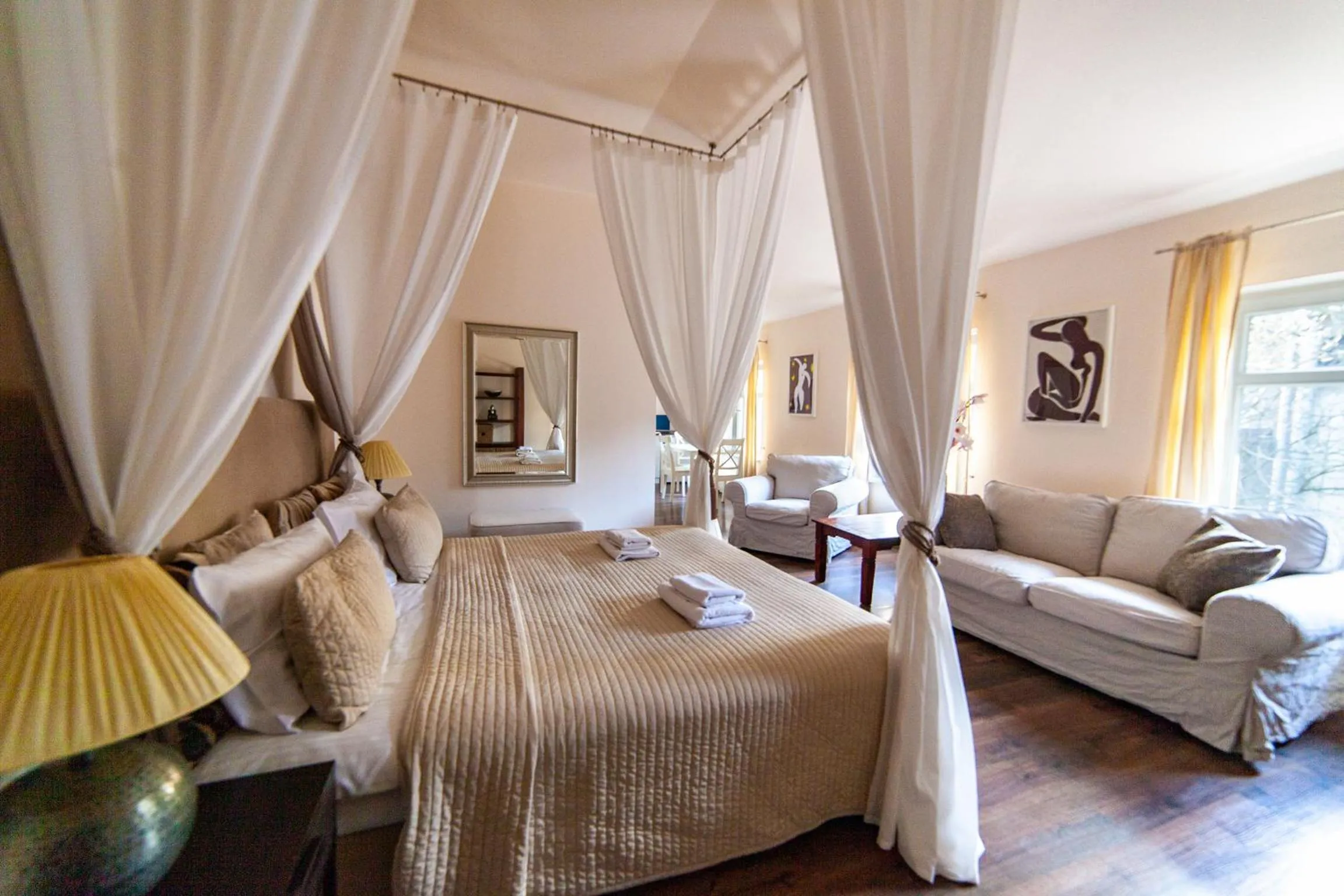 Bedroom, Bed in Lounge Apartments