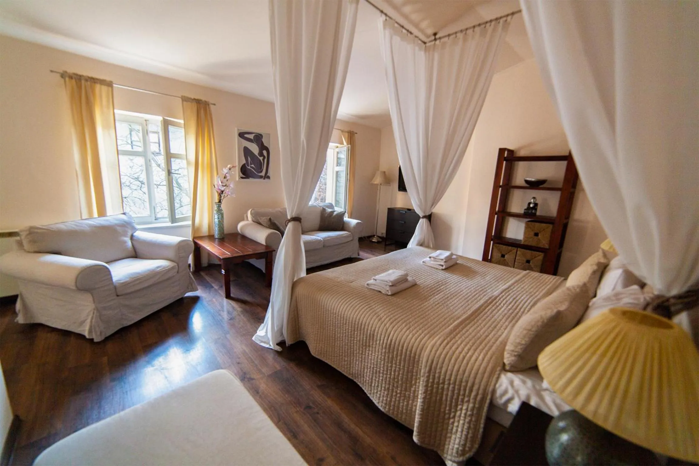 Bedroom, Bed in Lounge Apartments