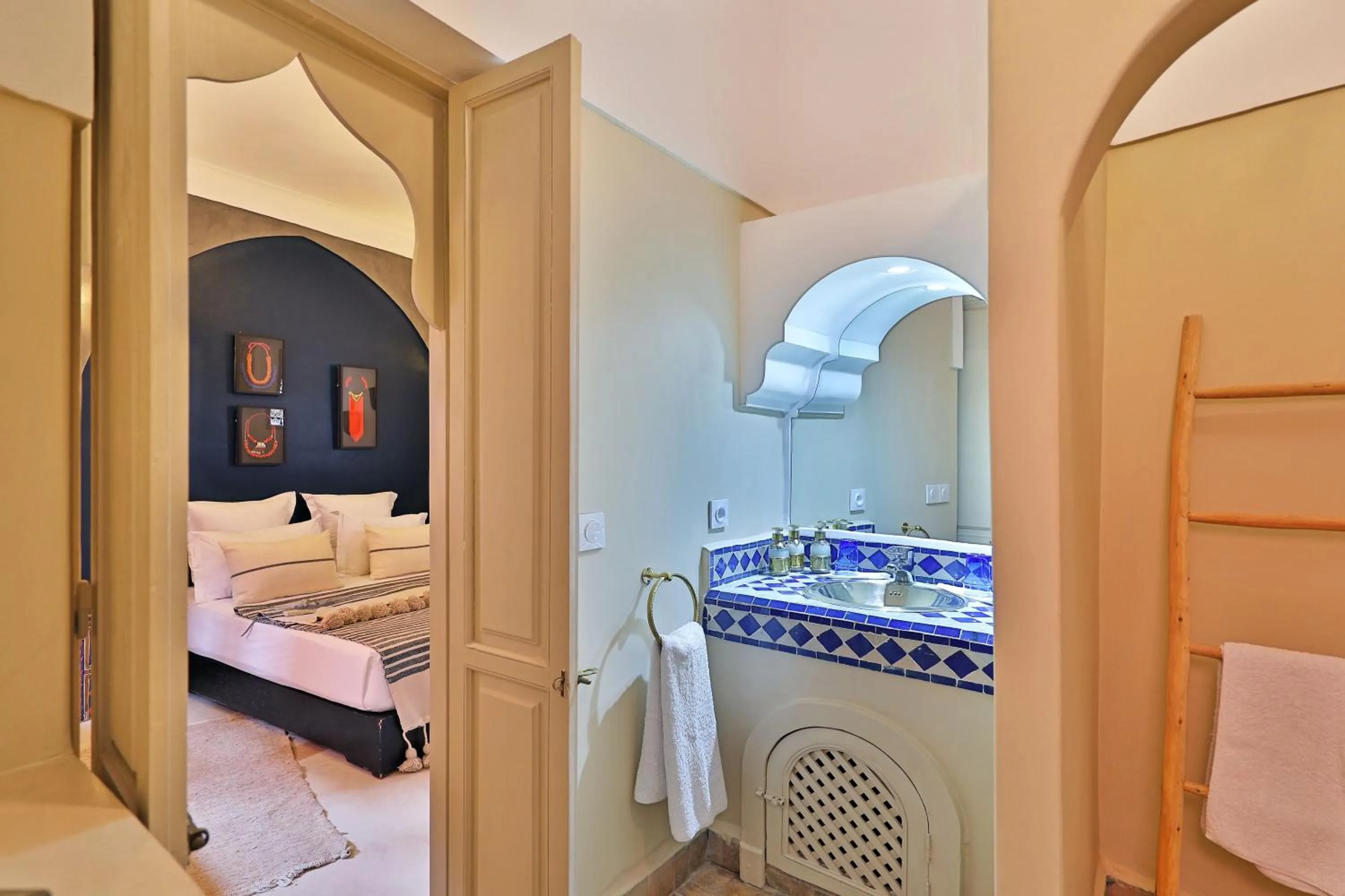 Bathroom, Bed in Riad Al Badia