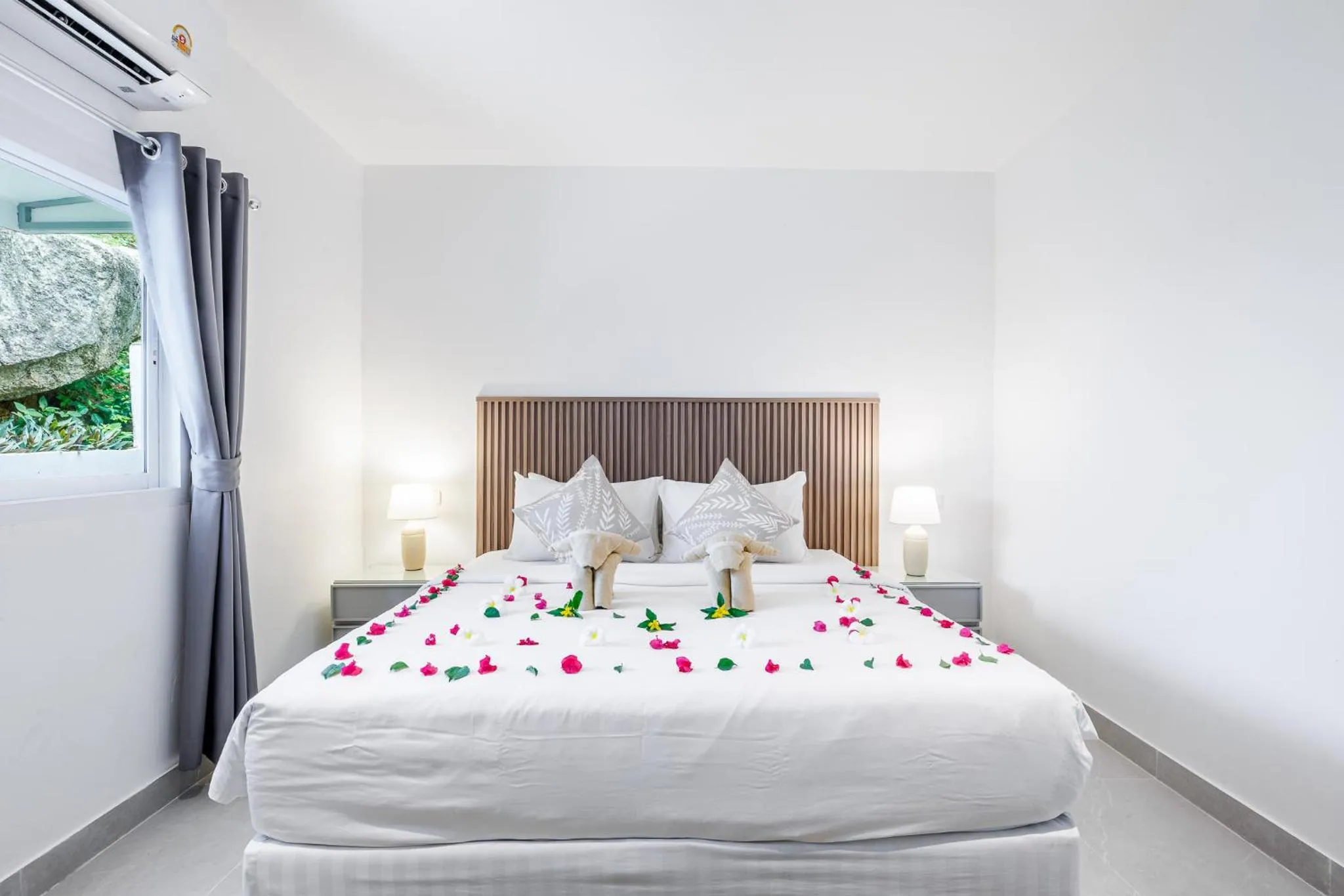 Bed in Baan Saint-Tropez Seaview Villas Kata Beach