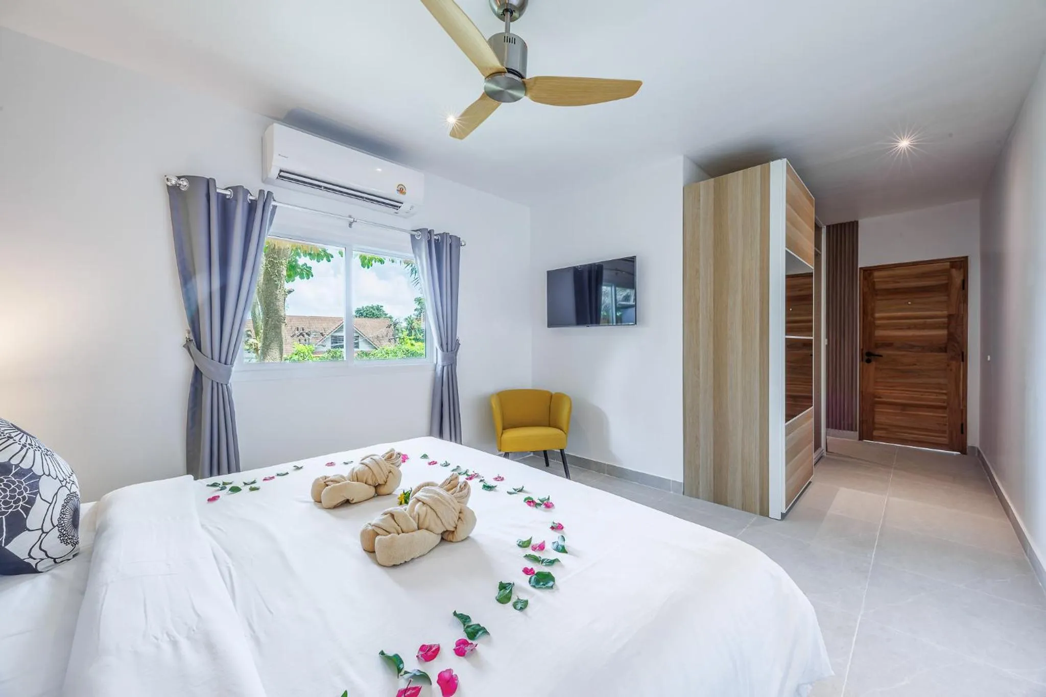 Bedroom, Bed in Baan Saint-Tropez Seaview Villas Kata Beach