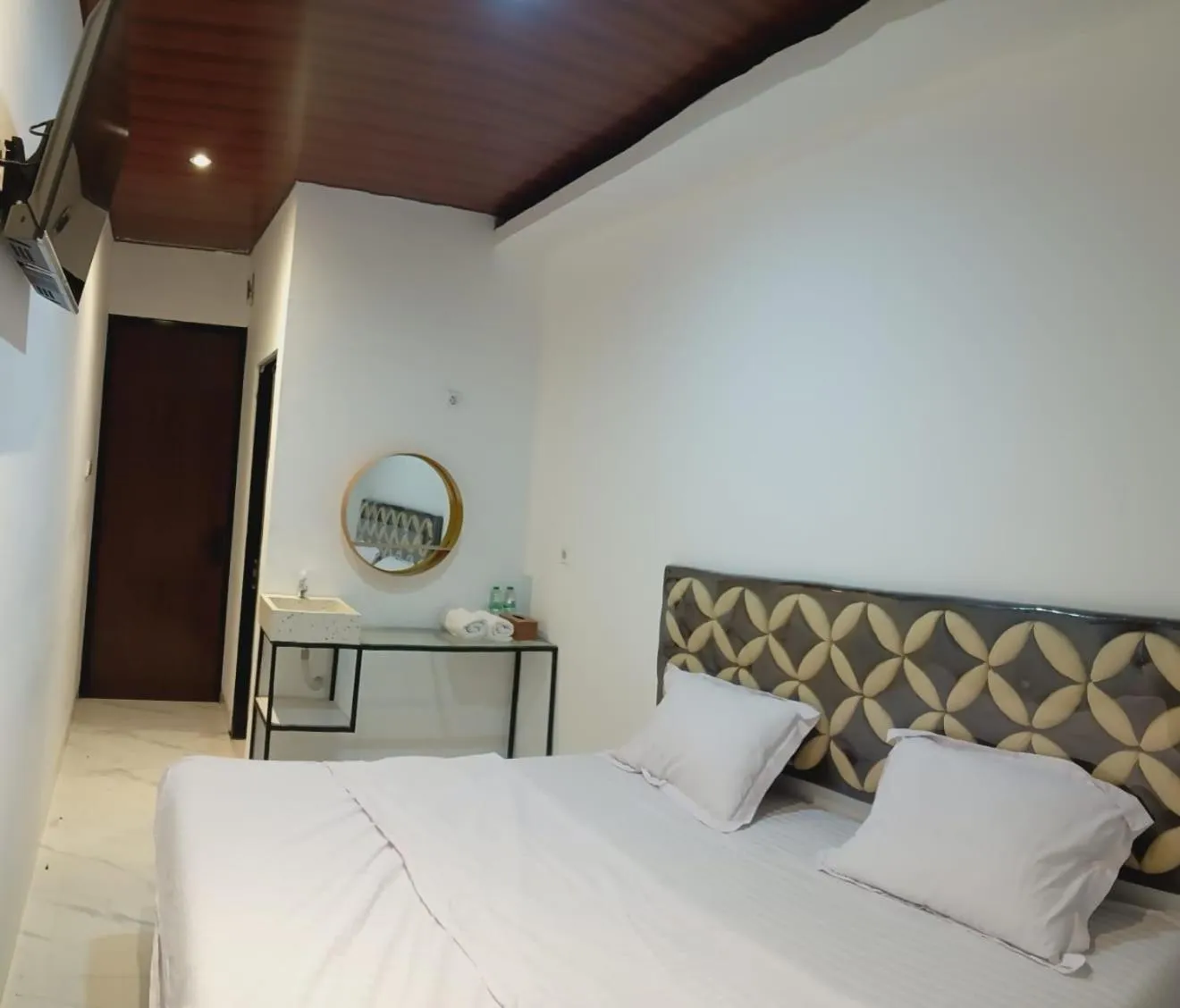 Bedroom, Bed in Just Inn