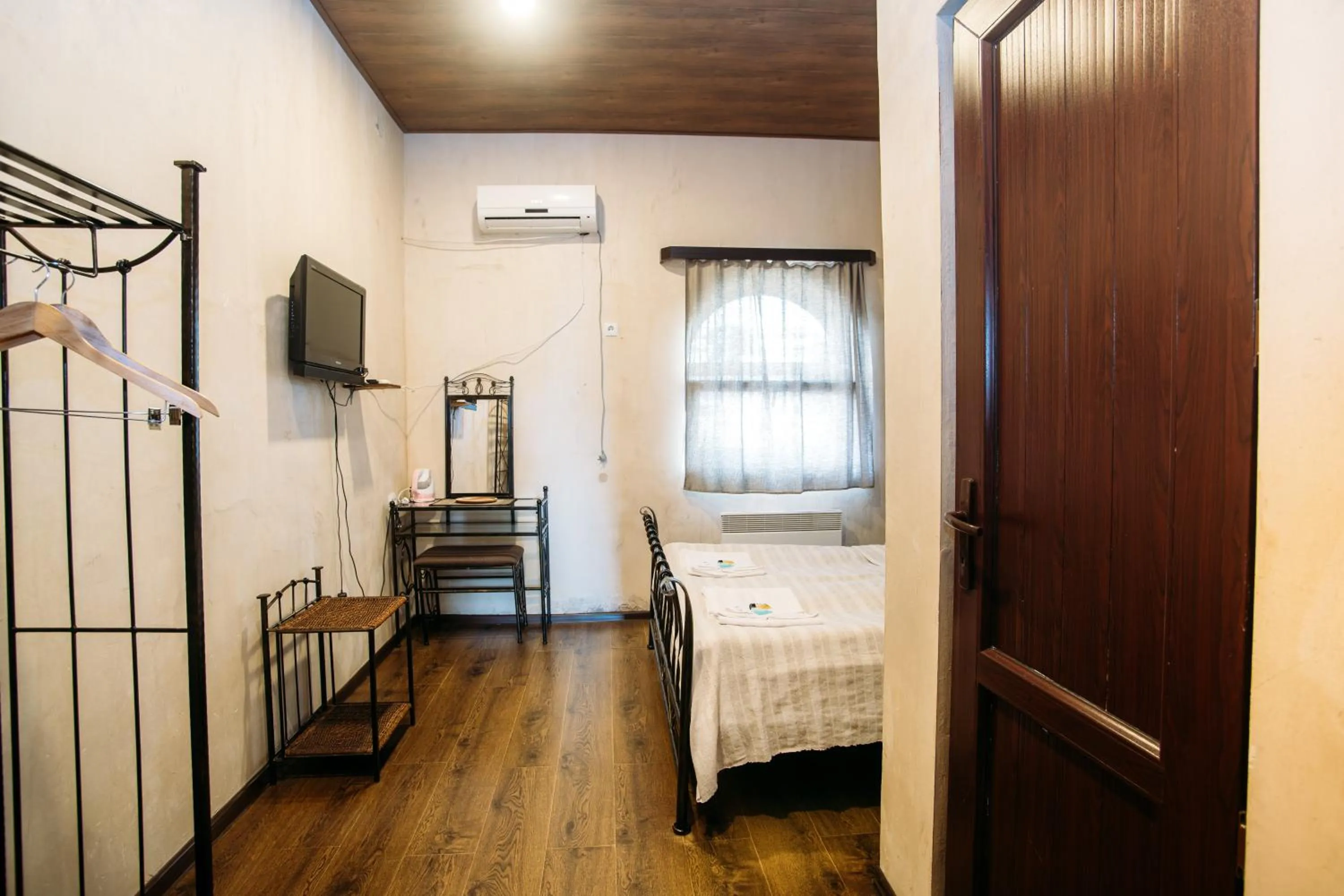 Photo of the whole room, Bed in Chateau Eniseli