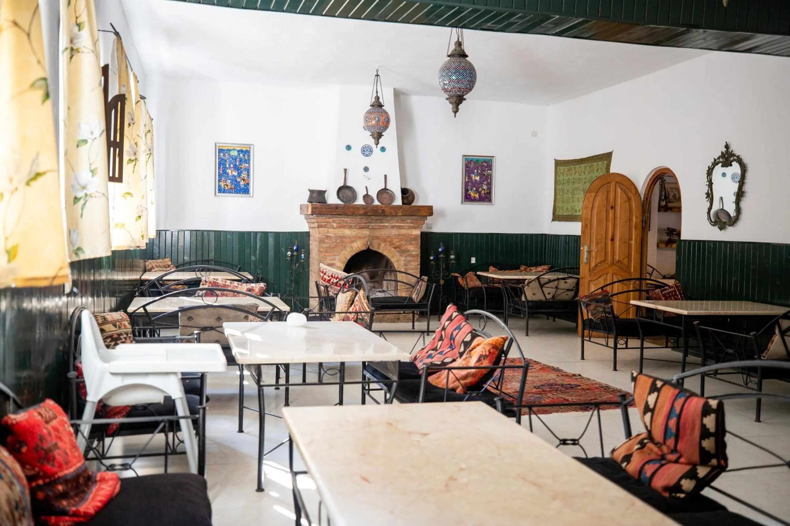 Restaurant/places to eat in Chateau Eniseli