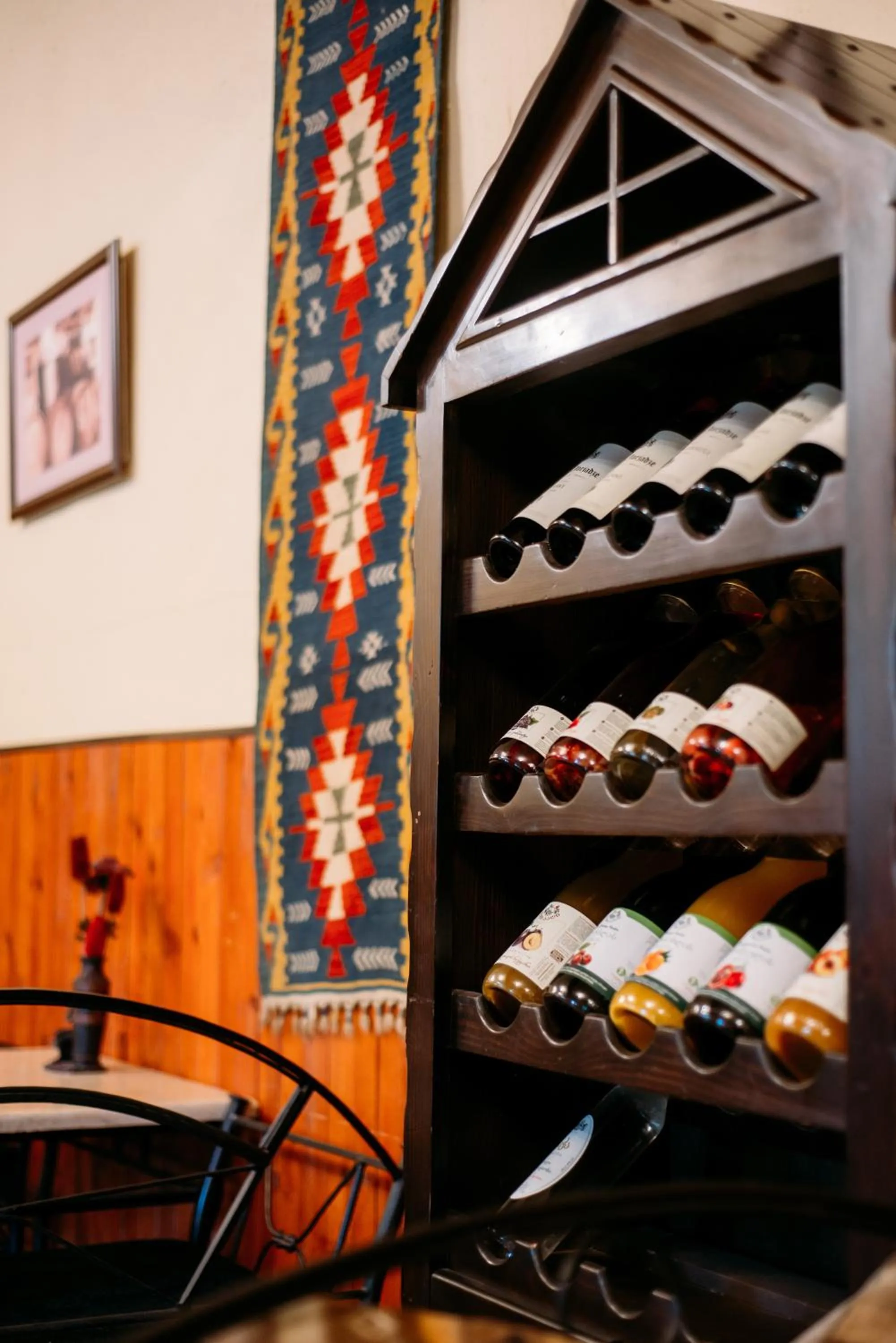 Restaurant/places to eat in Chateau Eniseli