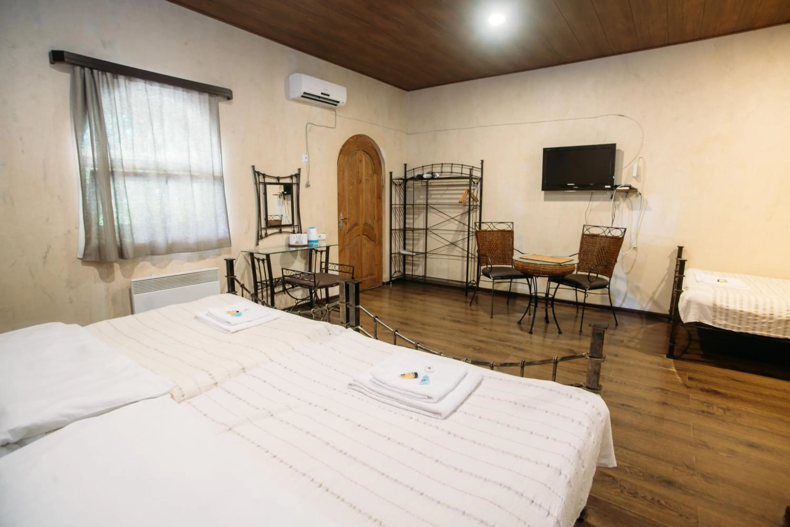 Photo of the whole room, Bed in Chateau Eniseli