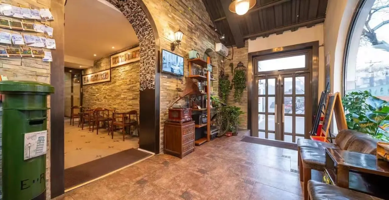 Seating area in Nostalgia Hotel Beijing Confucius Temple