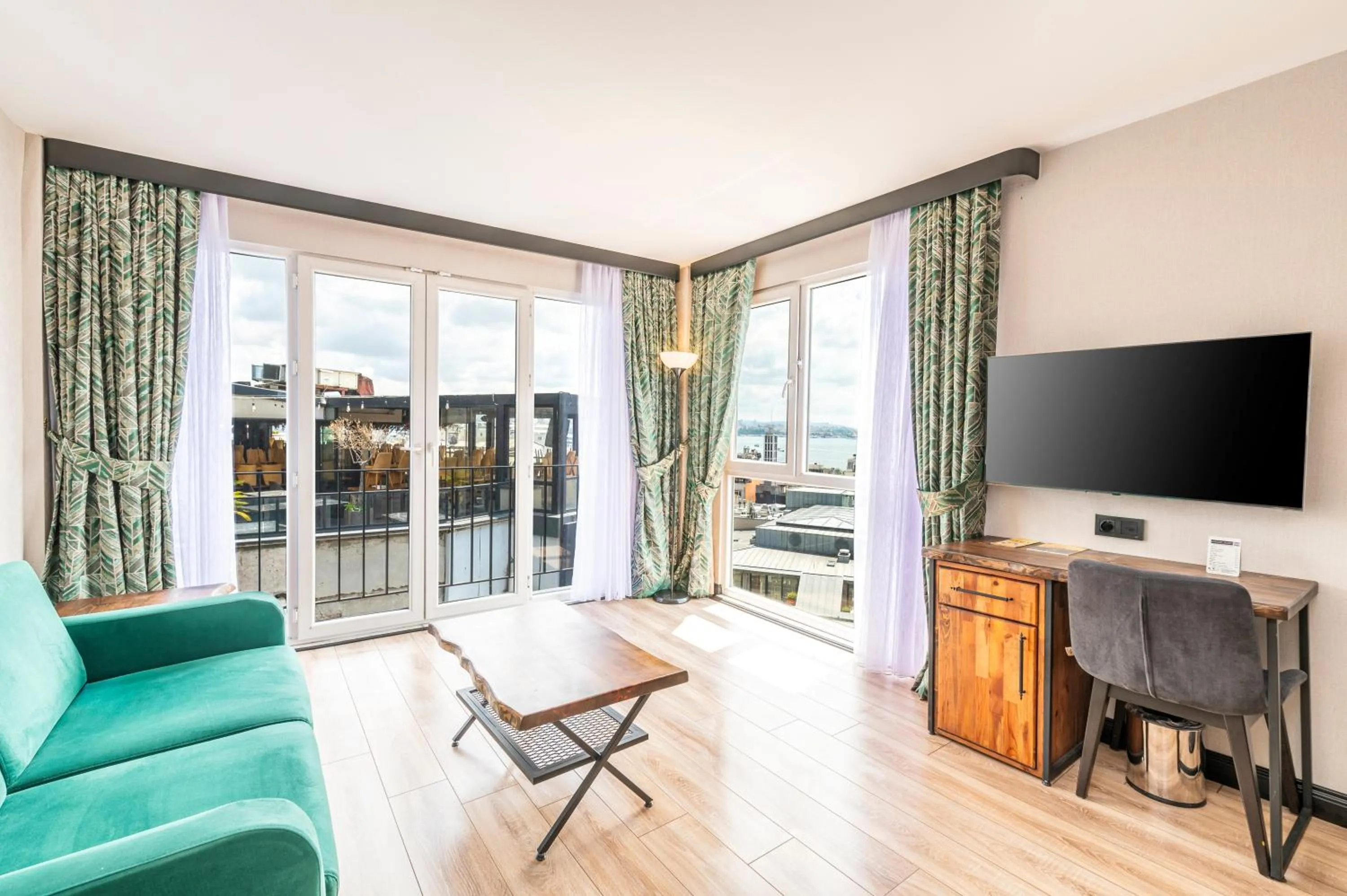 Communal lounge/ TV room in Karakoy Aparts Hotel - Special Category