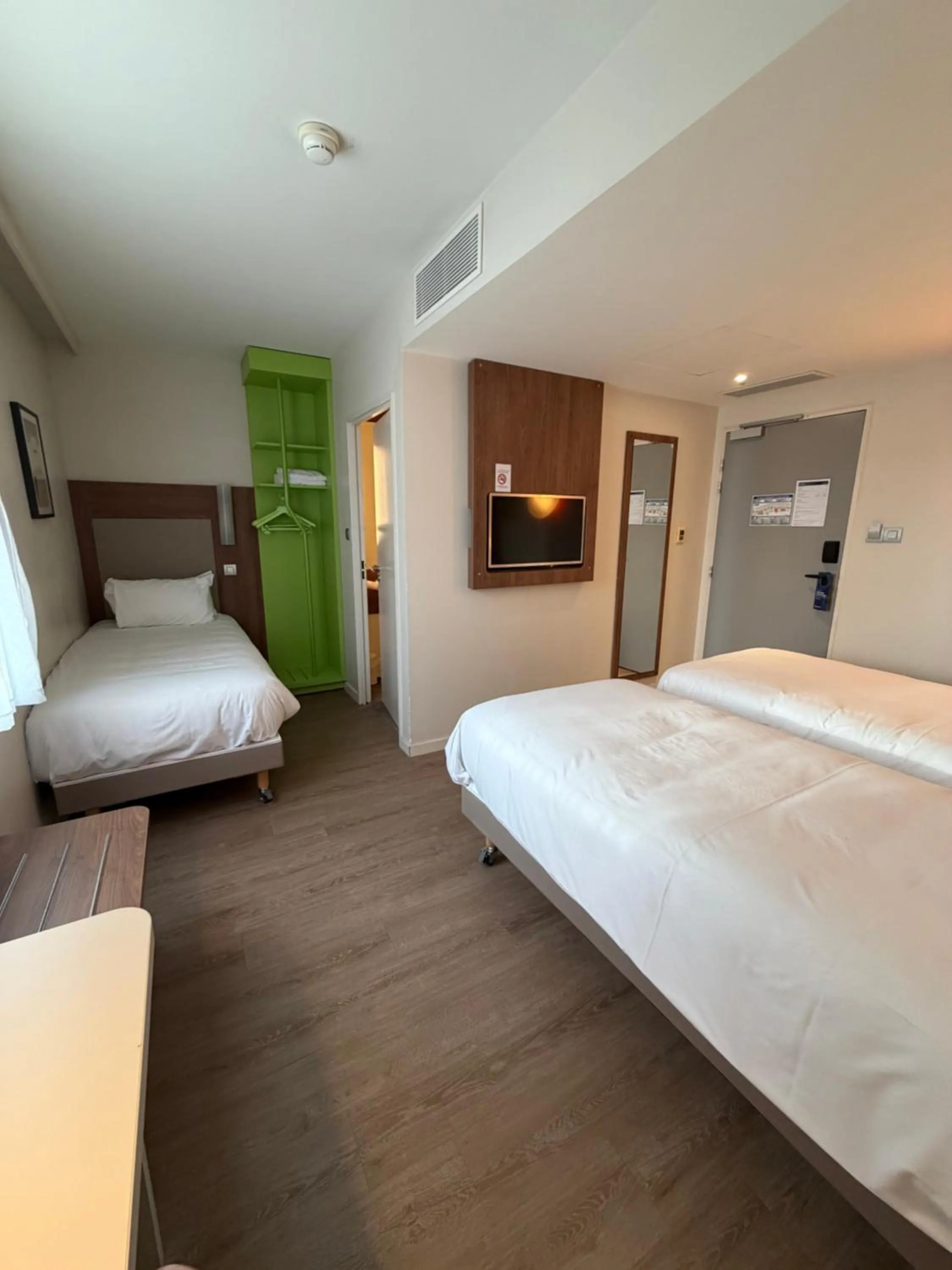 Photo of the whole room, Bed in Campanile Annemasse Gare– Genève