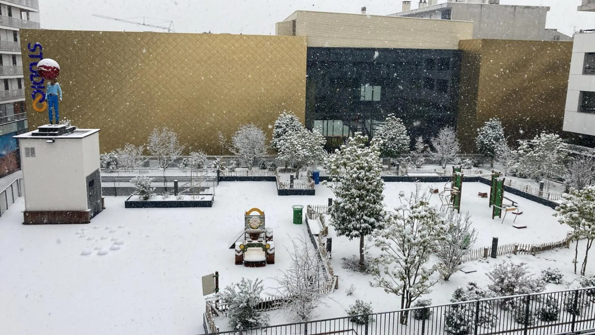 Patio in Campanile Annemasse Gare– Genève