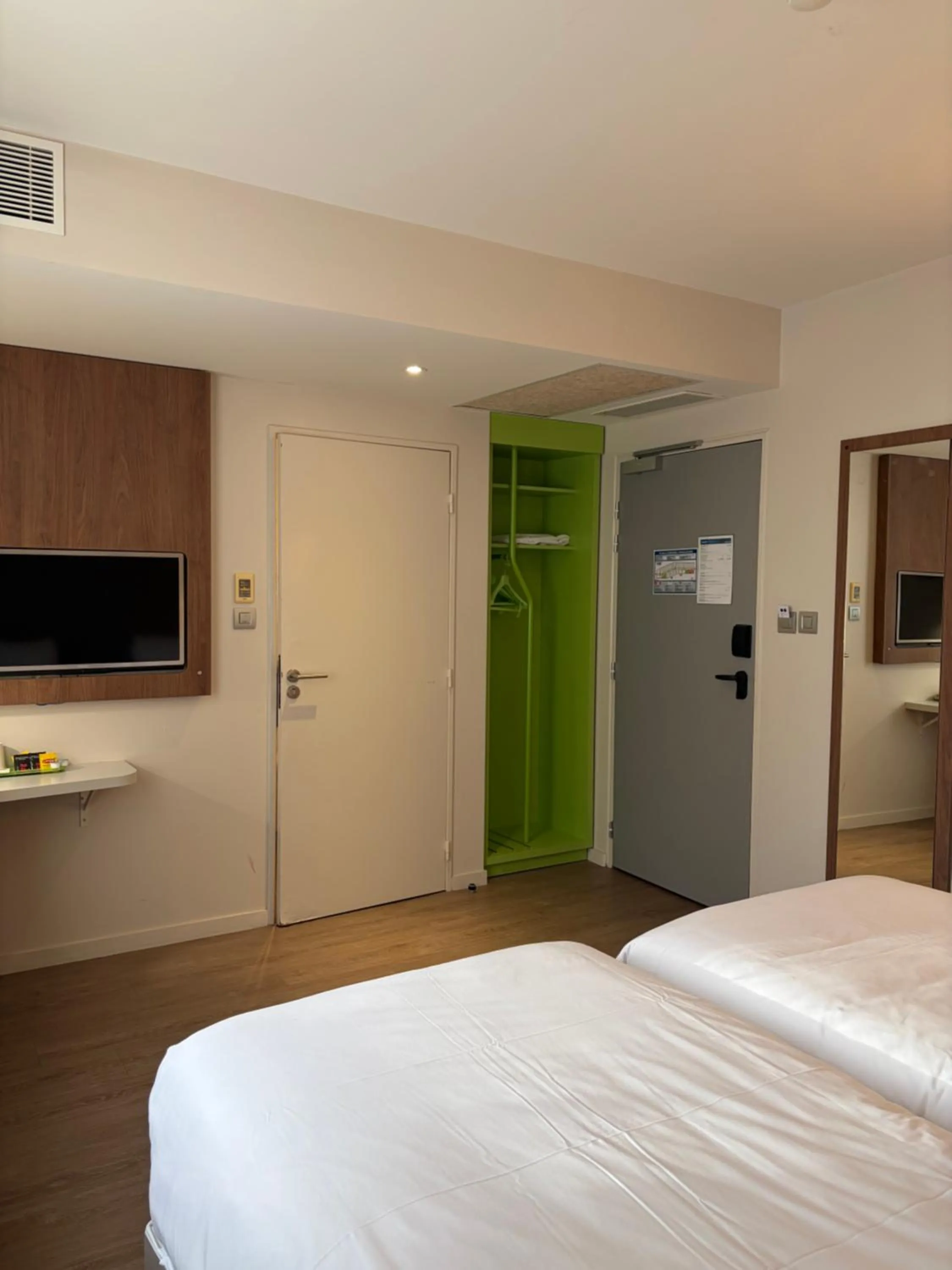 Photo of the whole room, Bed in Campanile Annemasse Gare– Genève