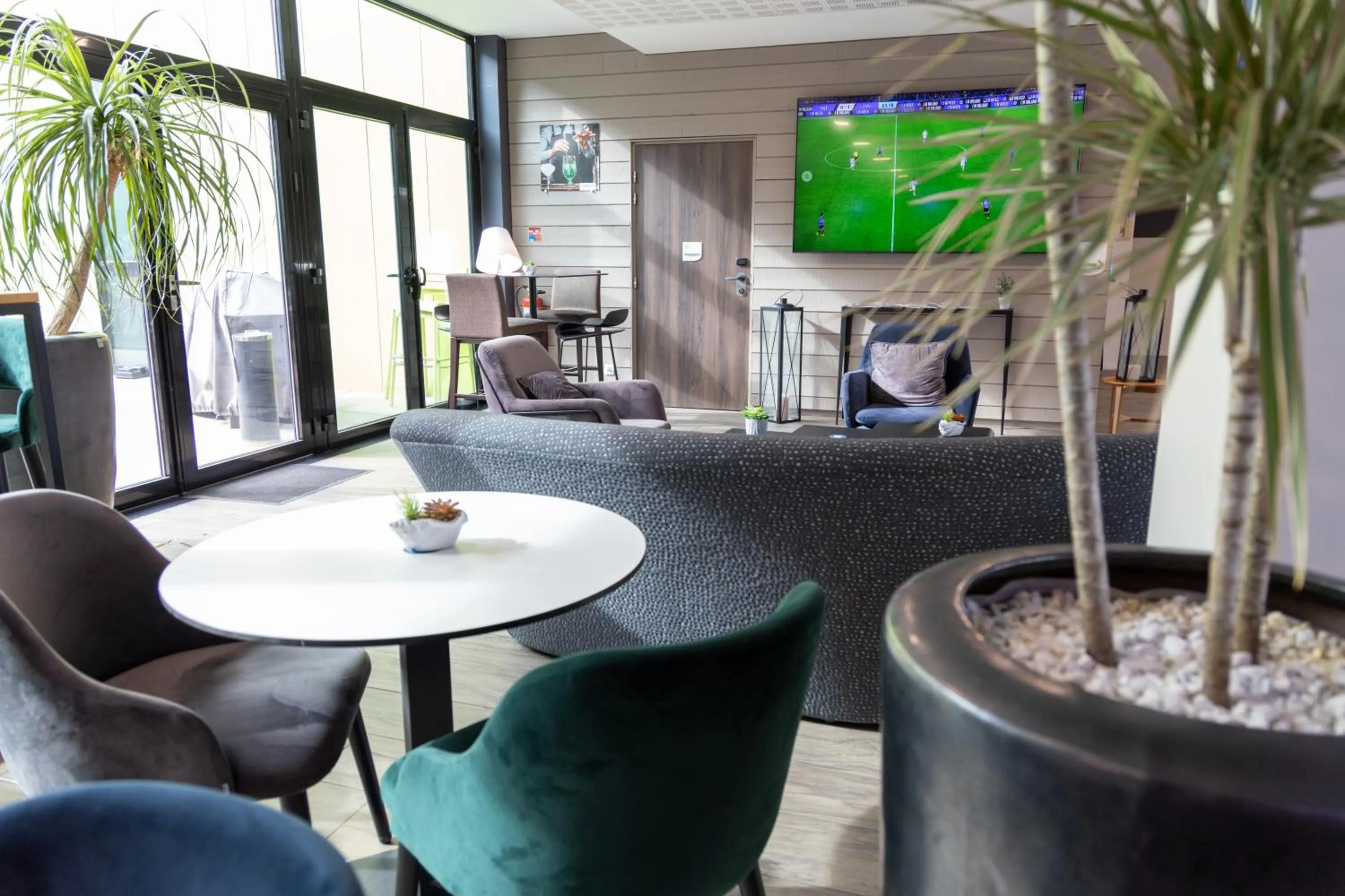 Communal lounge/ TV room in Campanile Belfort Montbéliard - Gare La Jonxion.