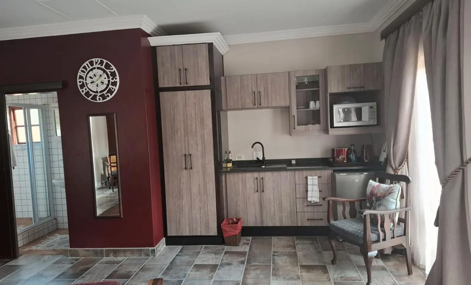 Kitchen or kitchenette in Hampton House Guest House