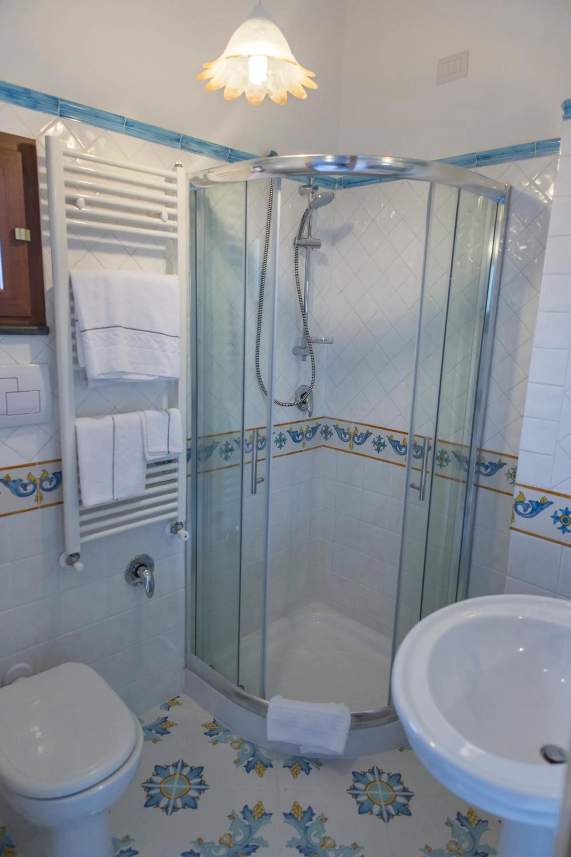 Shower in Rianna Rooms & Breakfast