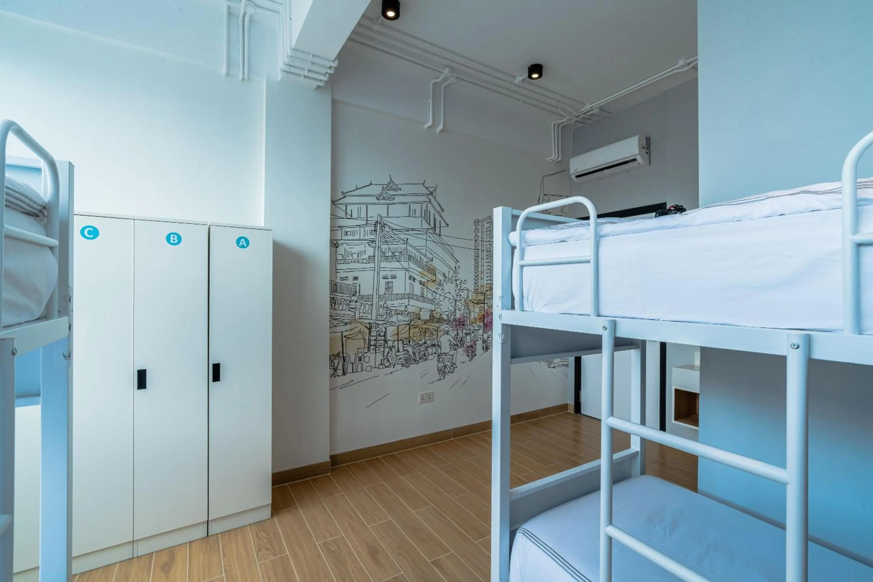 Bed in 4-Bed Mixed Dormitory Room in Emerald Hotel Residence