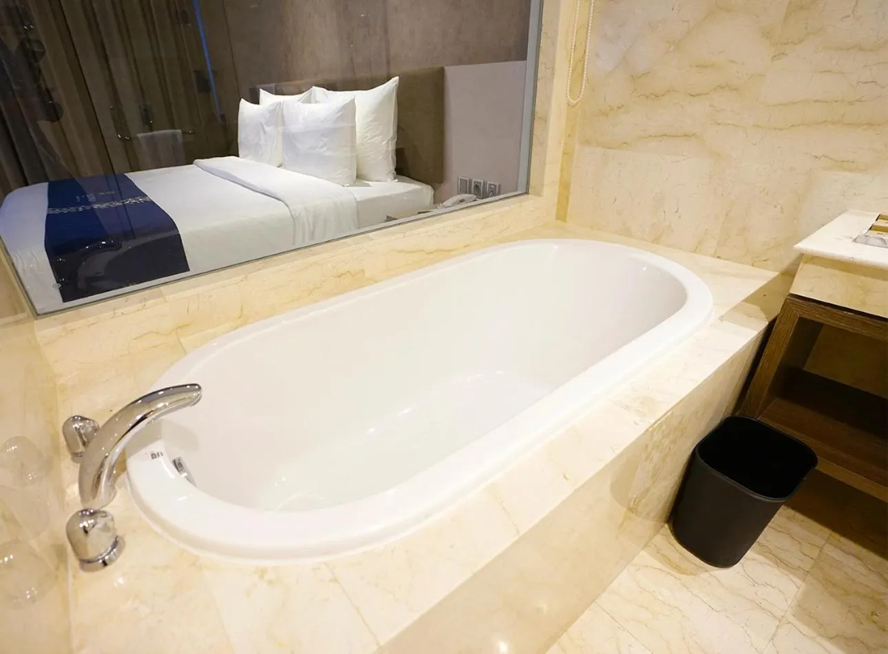 Bath, Bed in Platinum Hotel Jimbaran Beach Bali