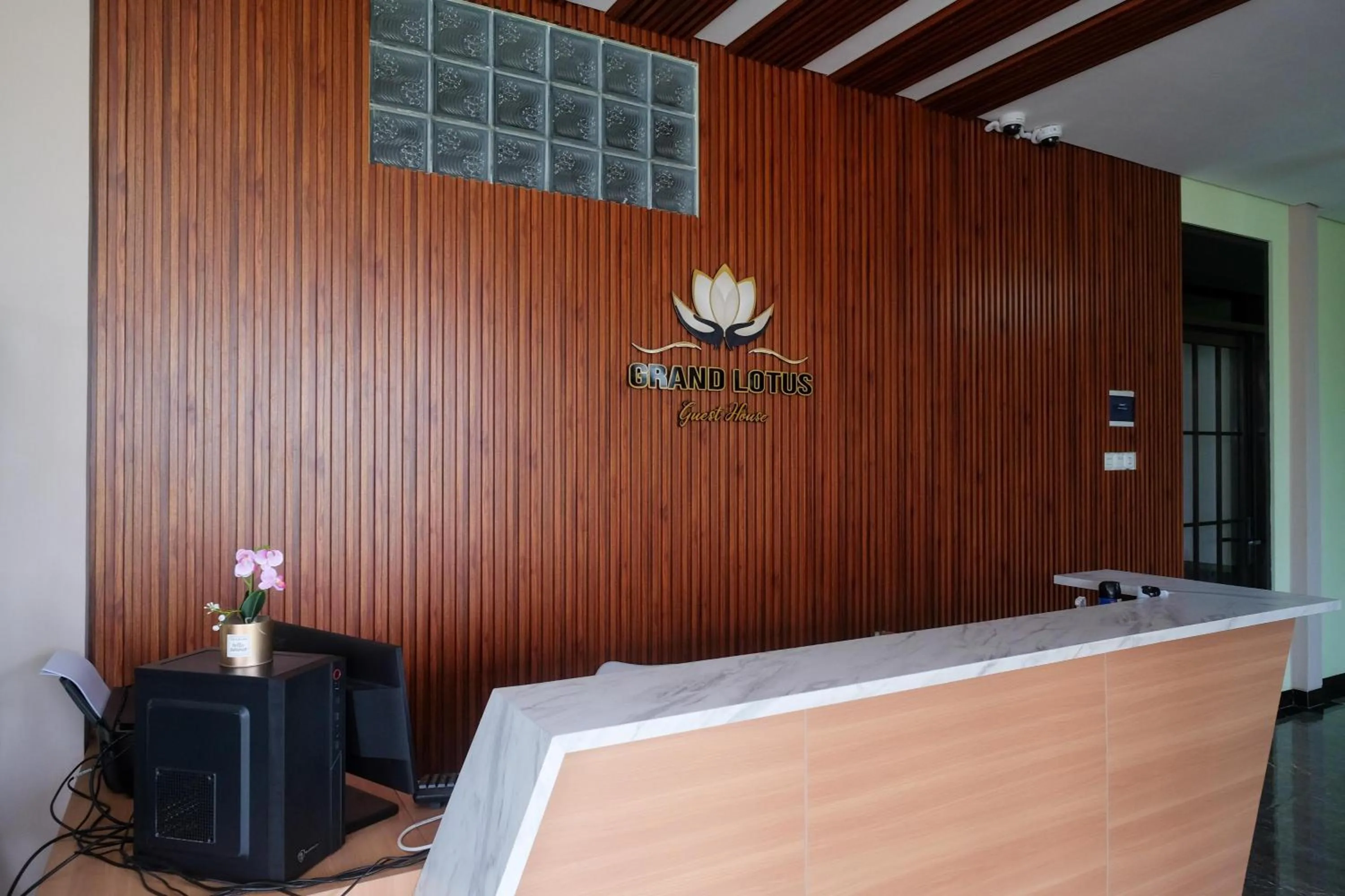 Lobby or reception in Urbanview Grand Lotus Hotel by RedDoorz