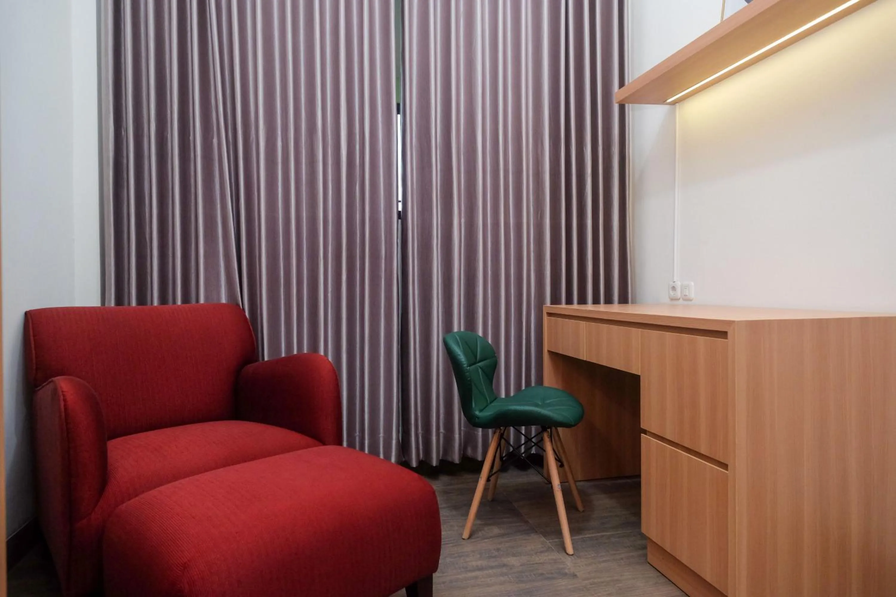 Seating area in Urbanview Grand Lotus Hotel by RedDoorz