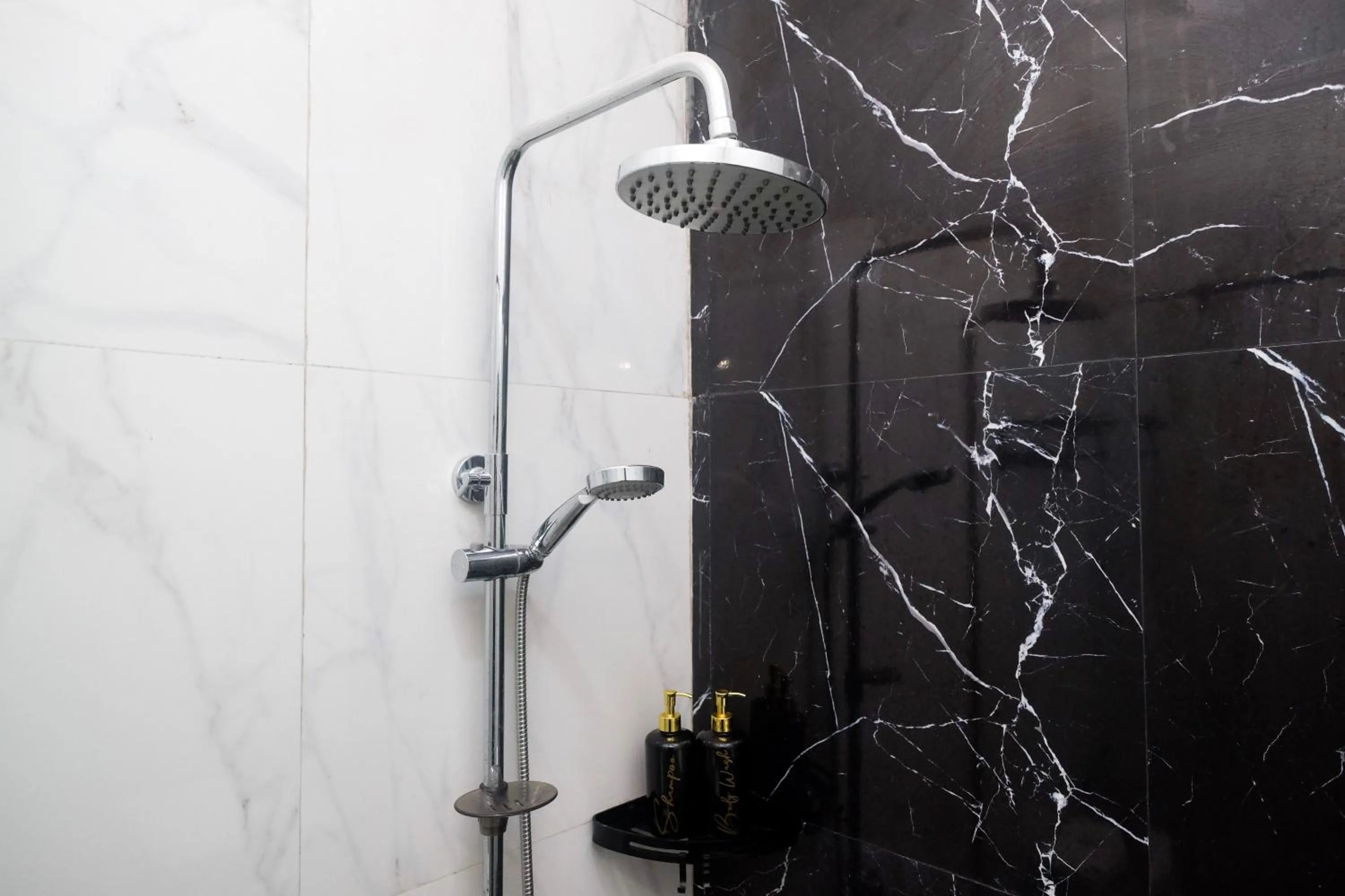 Bathroom in Urbanview Grand Lotus Hotel by RedDoorz