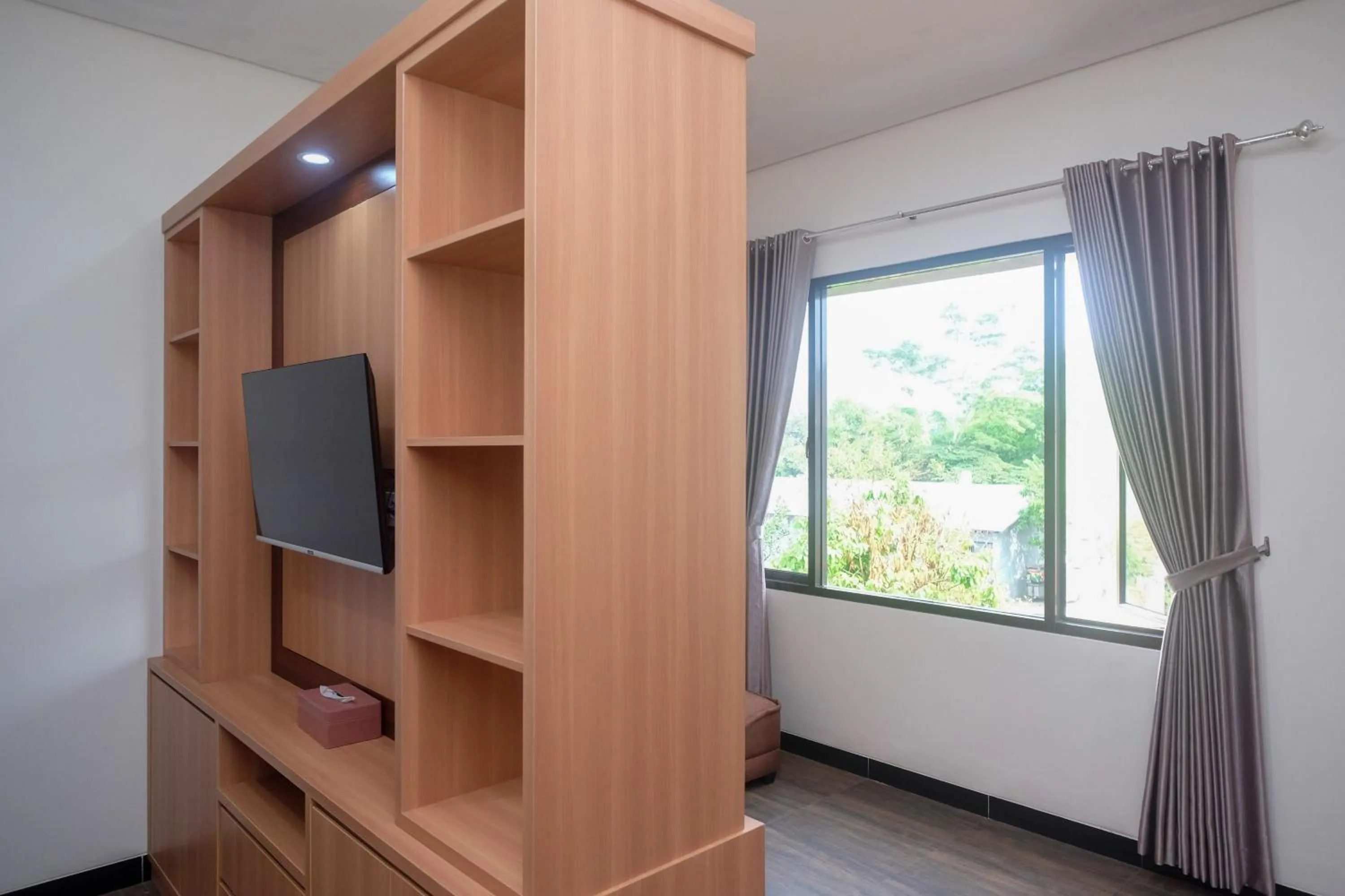 TV and multimedia in Urbanview Grand Lotus Hotel by RedDoorz