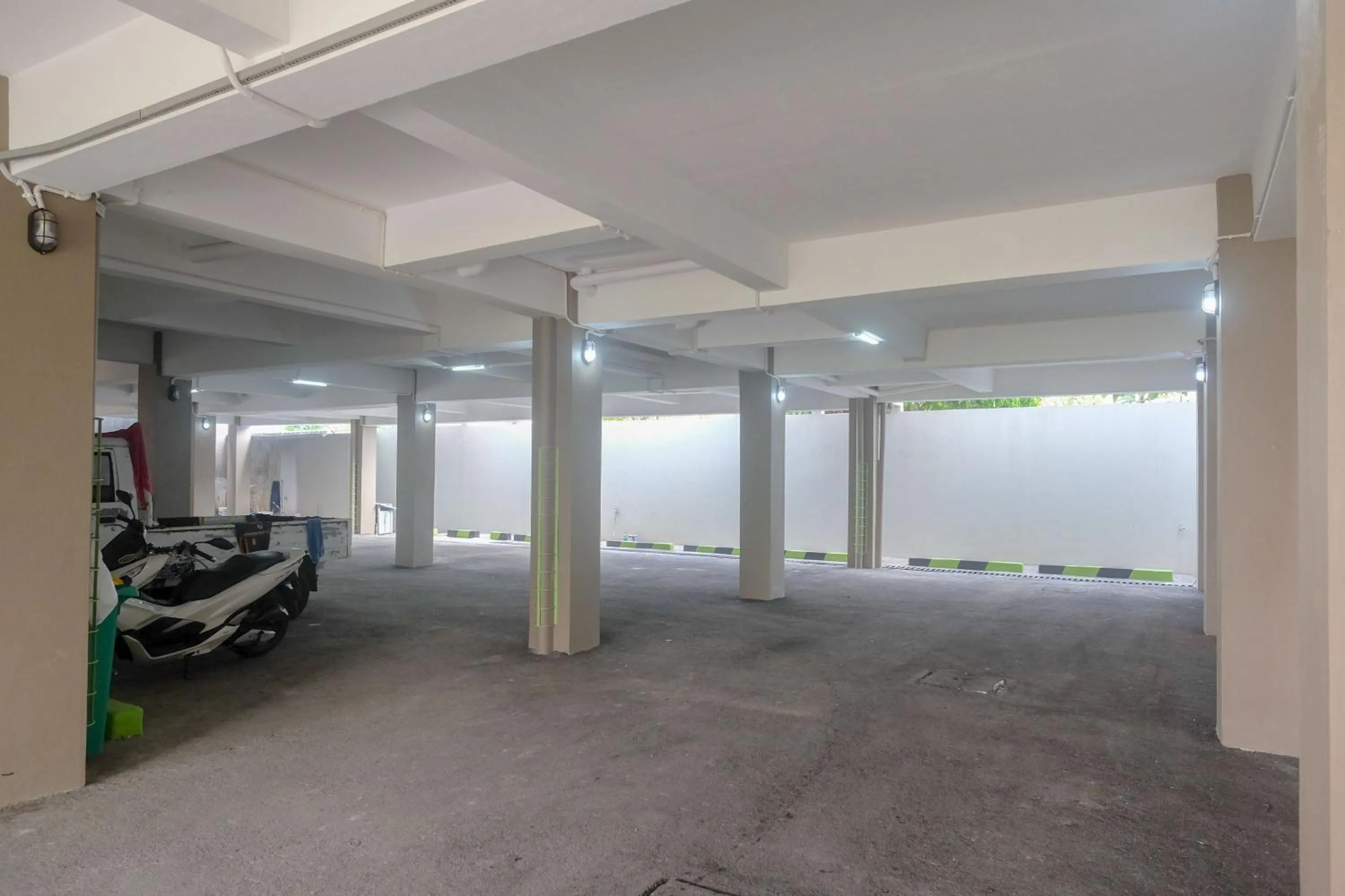 Parking in Urbanview Grand Lotus Hotel by RedDoorz