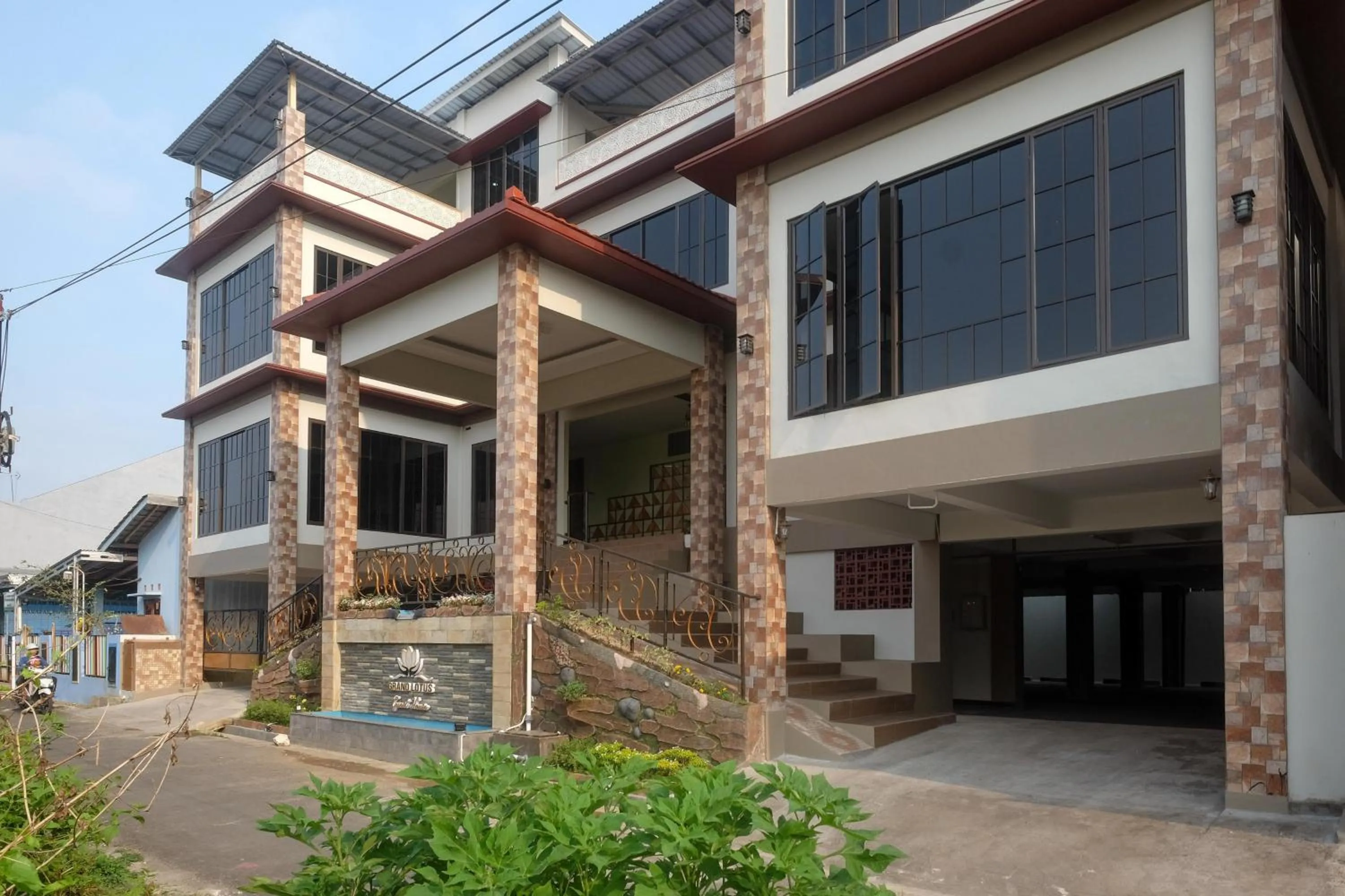 Facade/entrance in Urbanview Grand Lotus Hotel by RedDoorz