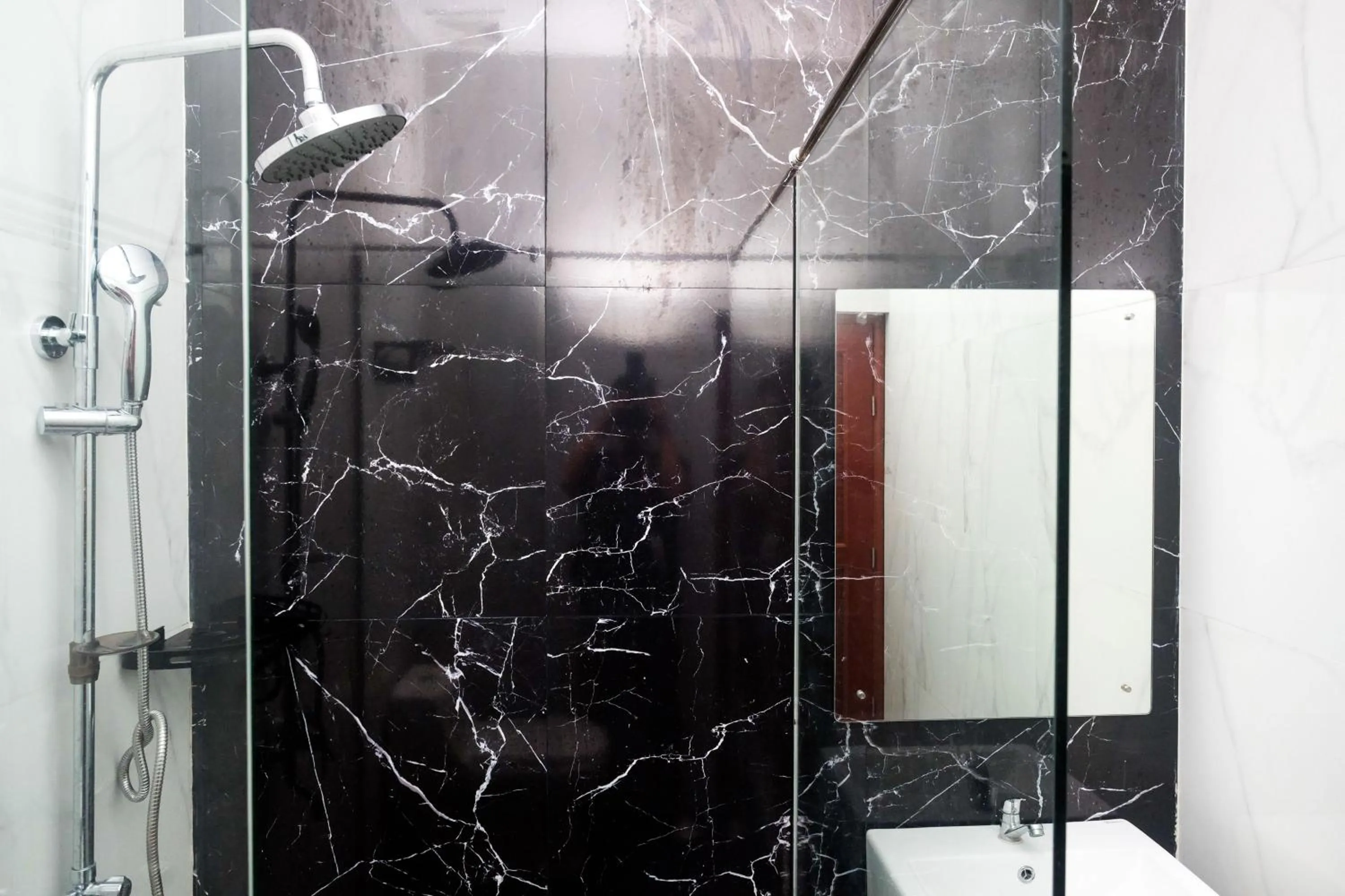 Bathroom in Urbanview Grand Lotus Hotel by RedDoorz