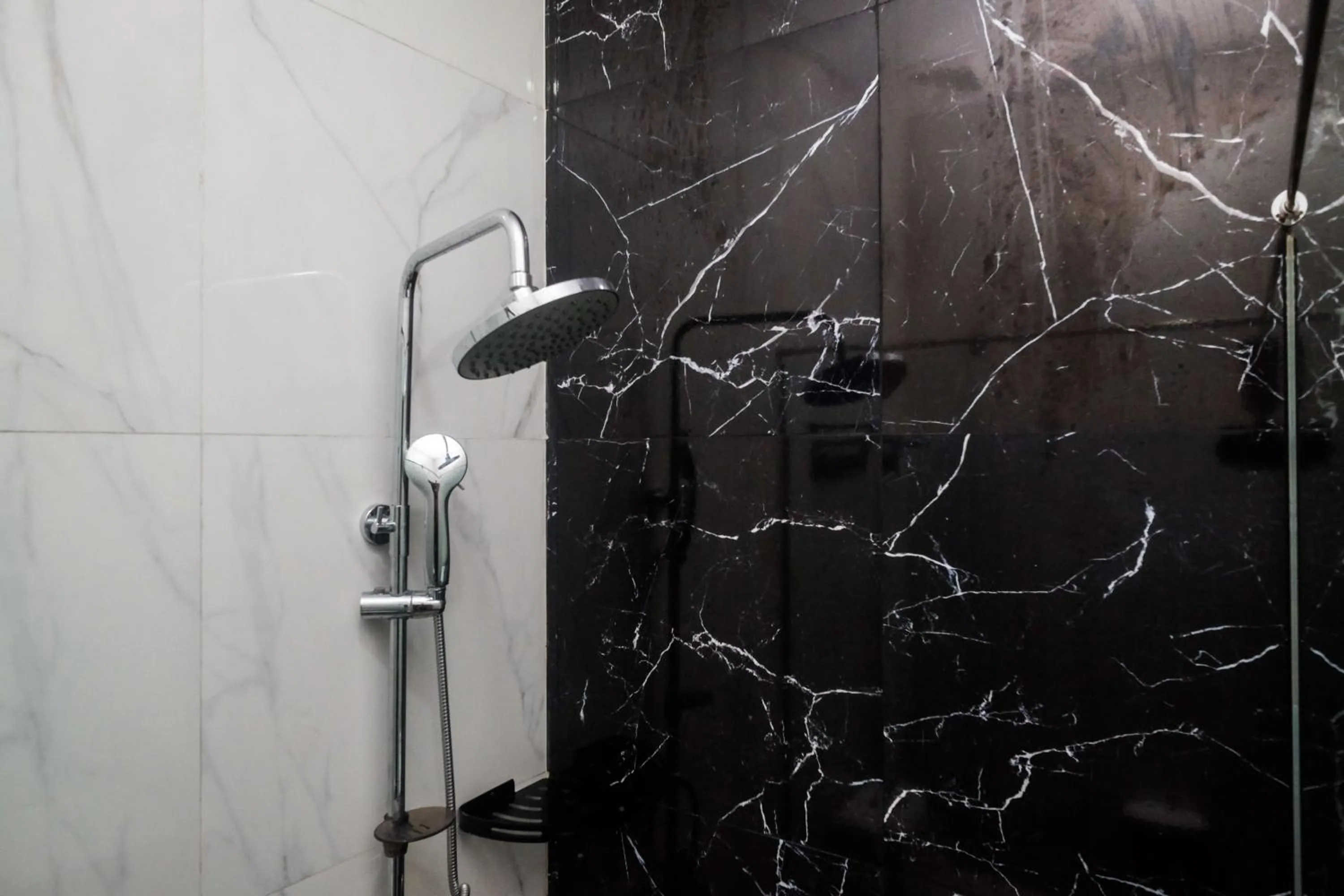 Bathroom in Urbanview Grand Lotus Hotel by RedDoorz