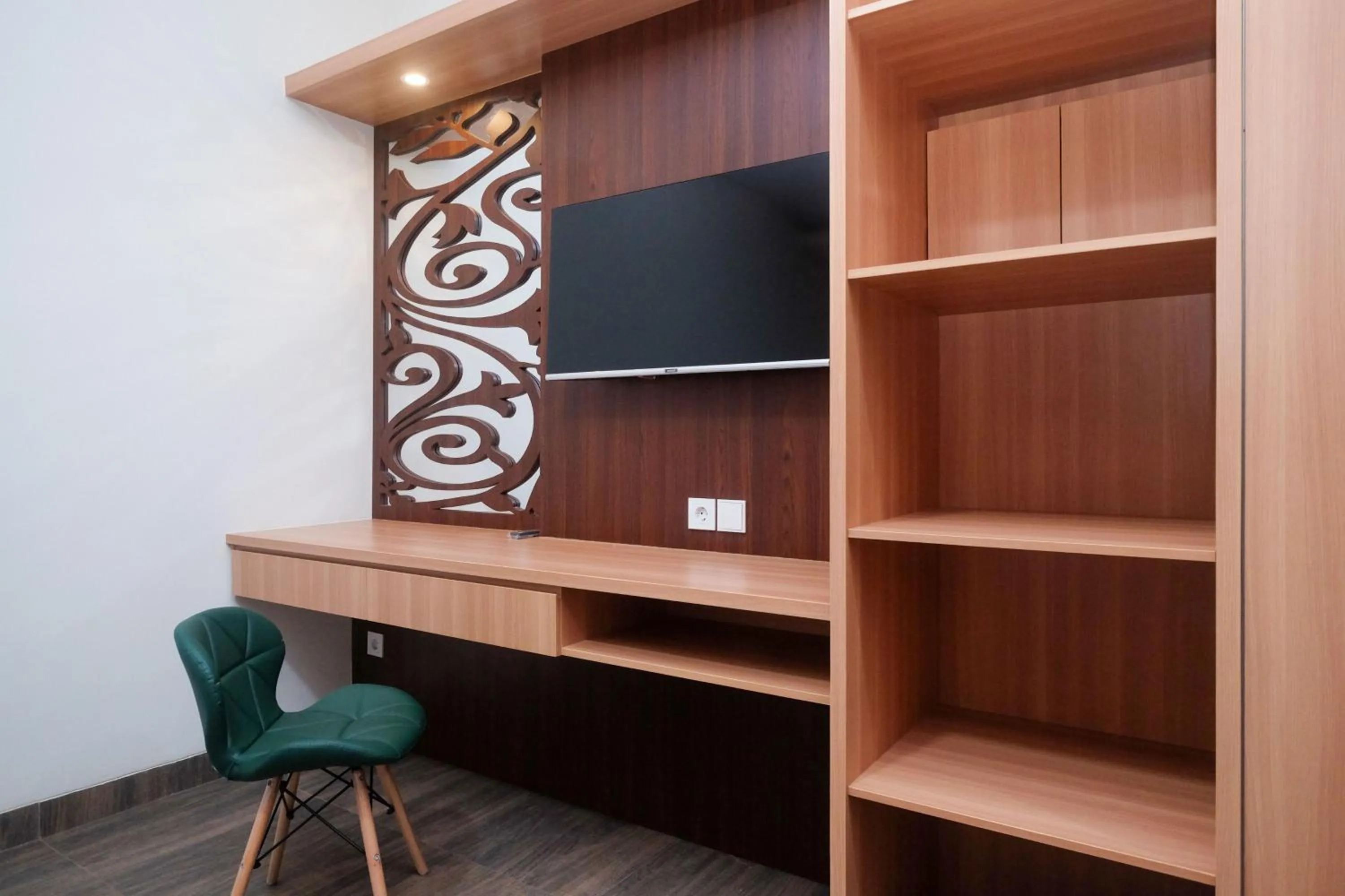 TV and multimedia in Urbanview Grand Lotus Hotel by RedDoorz