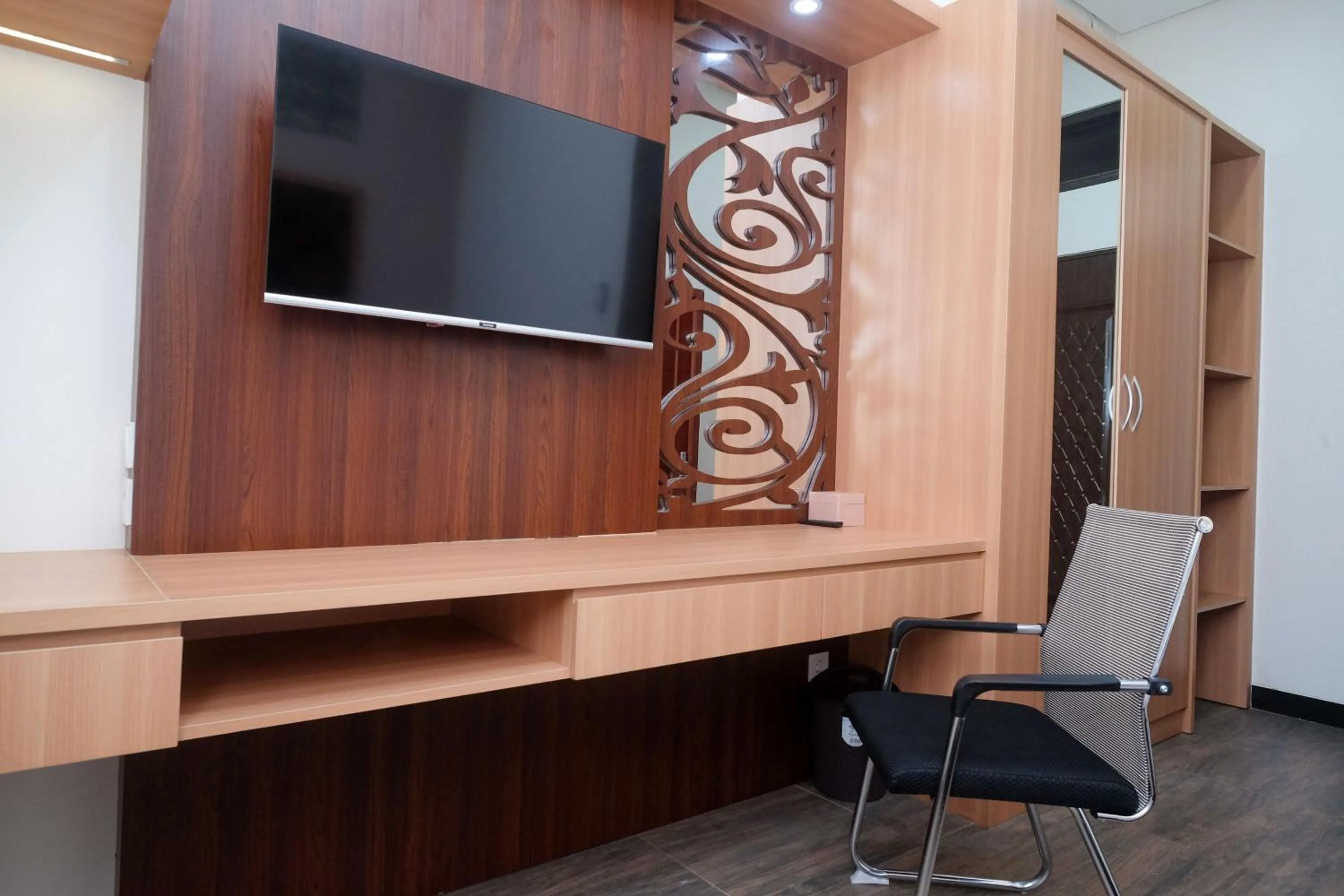 TV and multimedia in Urbanview Grand Lotus Hotel by RedDoorz