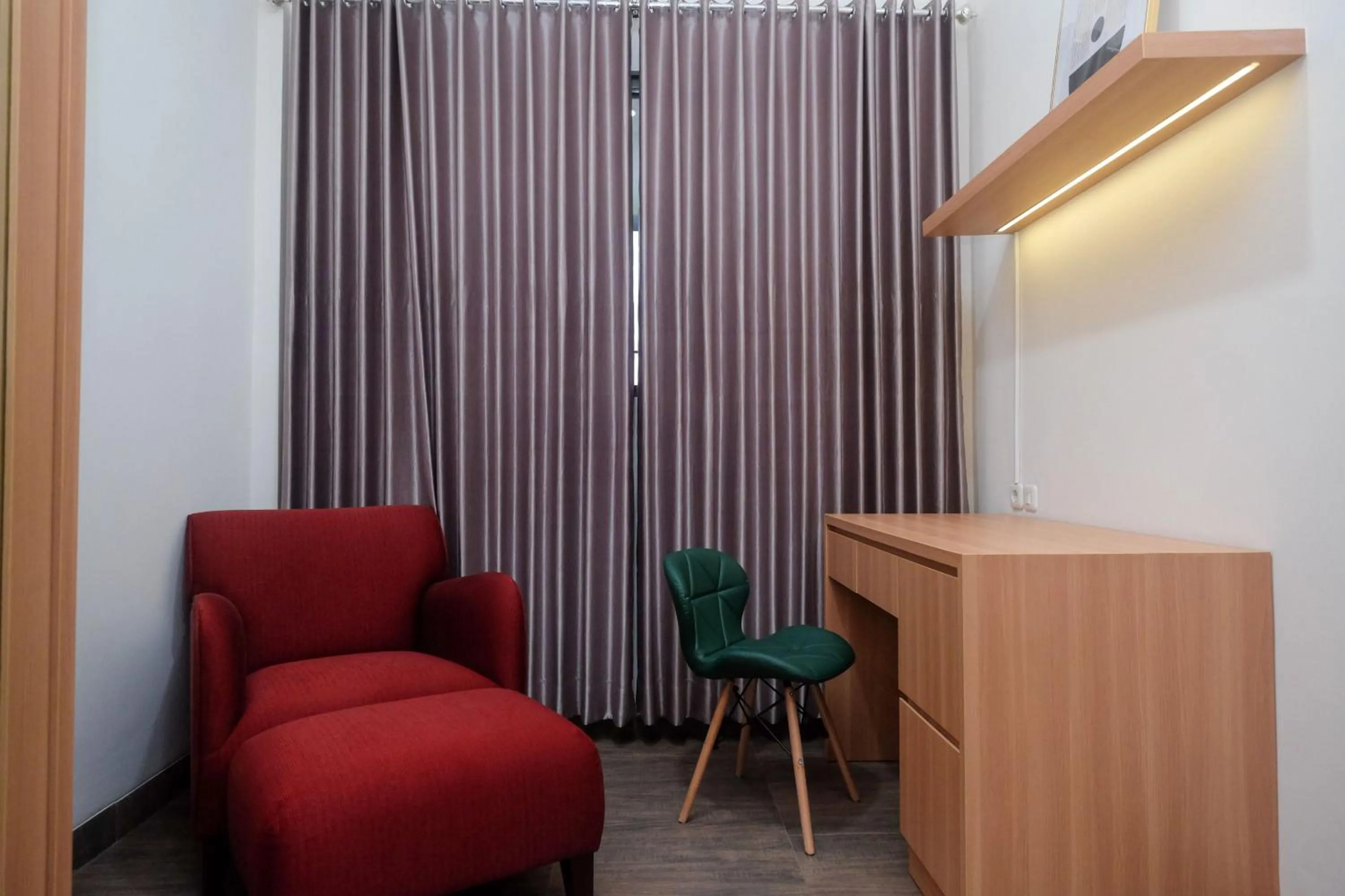 Seating area in Urbanview Grand Lotus Hotel by RedDoorz