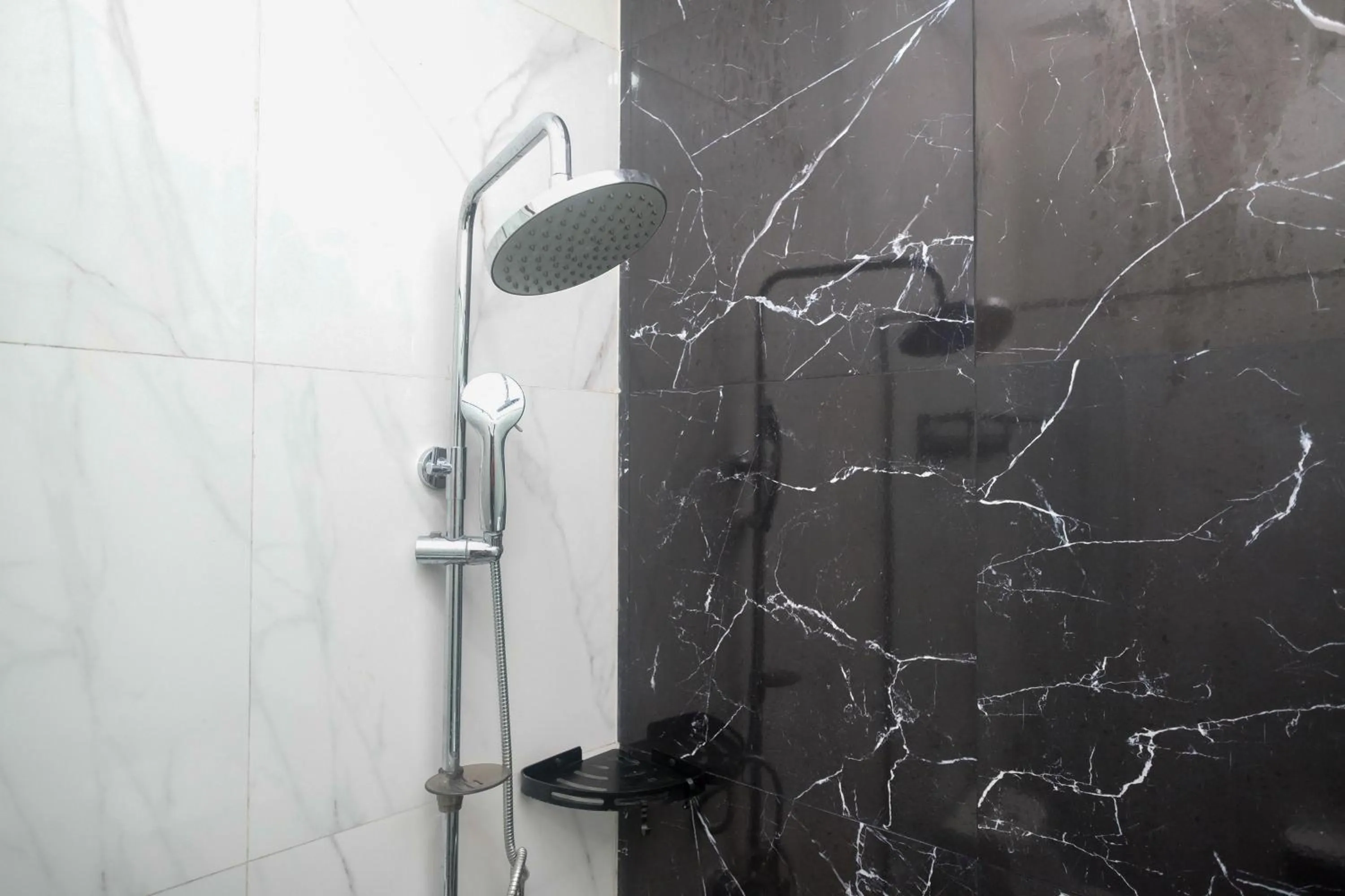 Bathroom in Urbanview Grand Lotus Hotel by RedDoorz