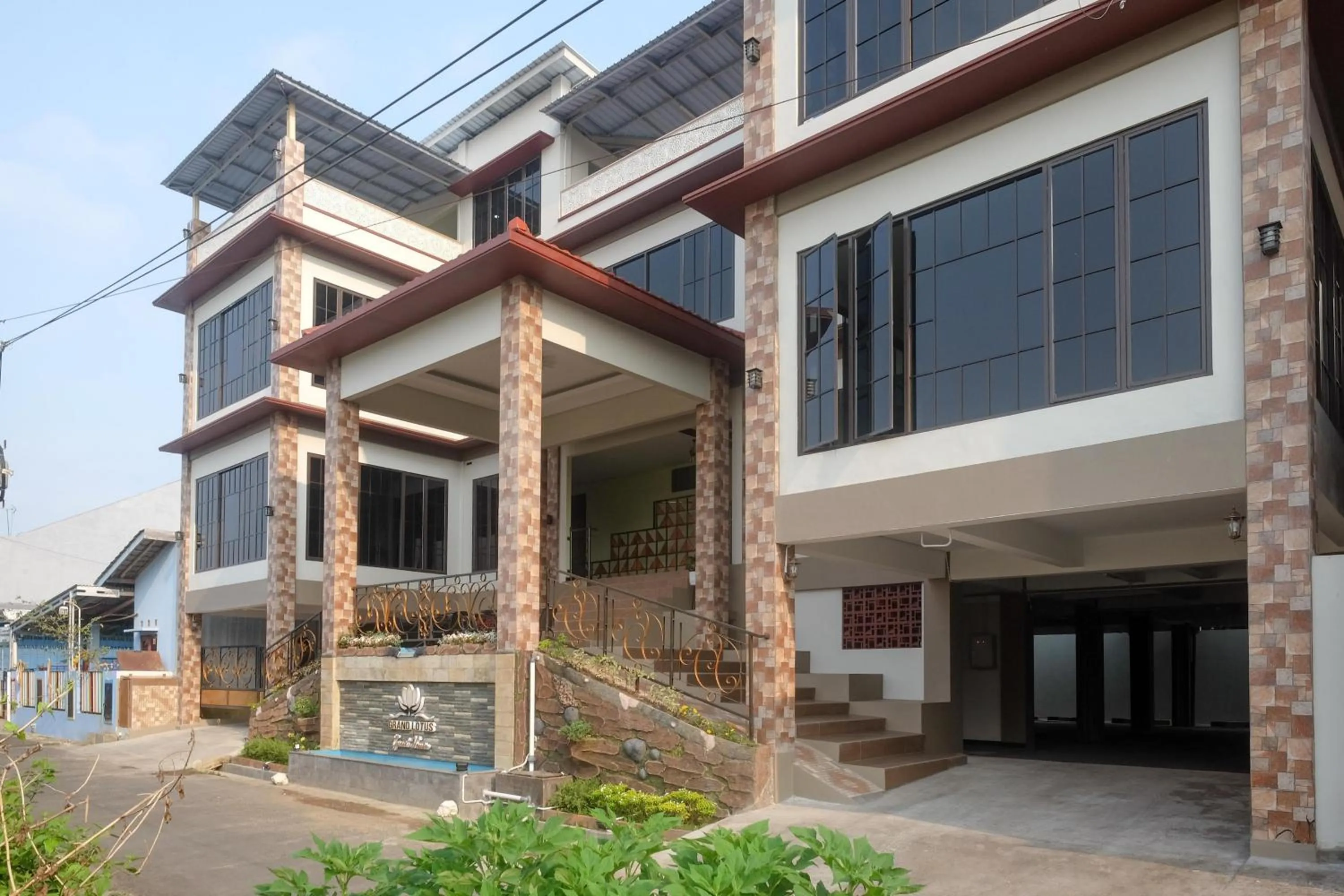 Facade/entrance in Urbanview Grand Lotus Hotel by RedDoorz