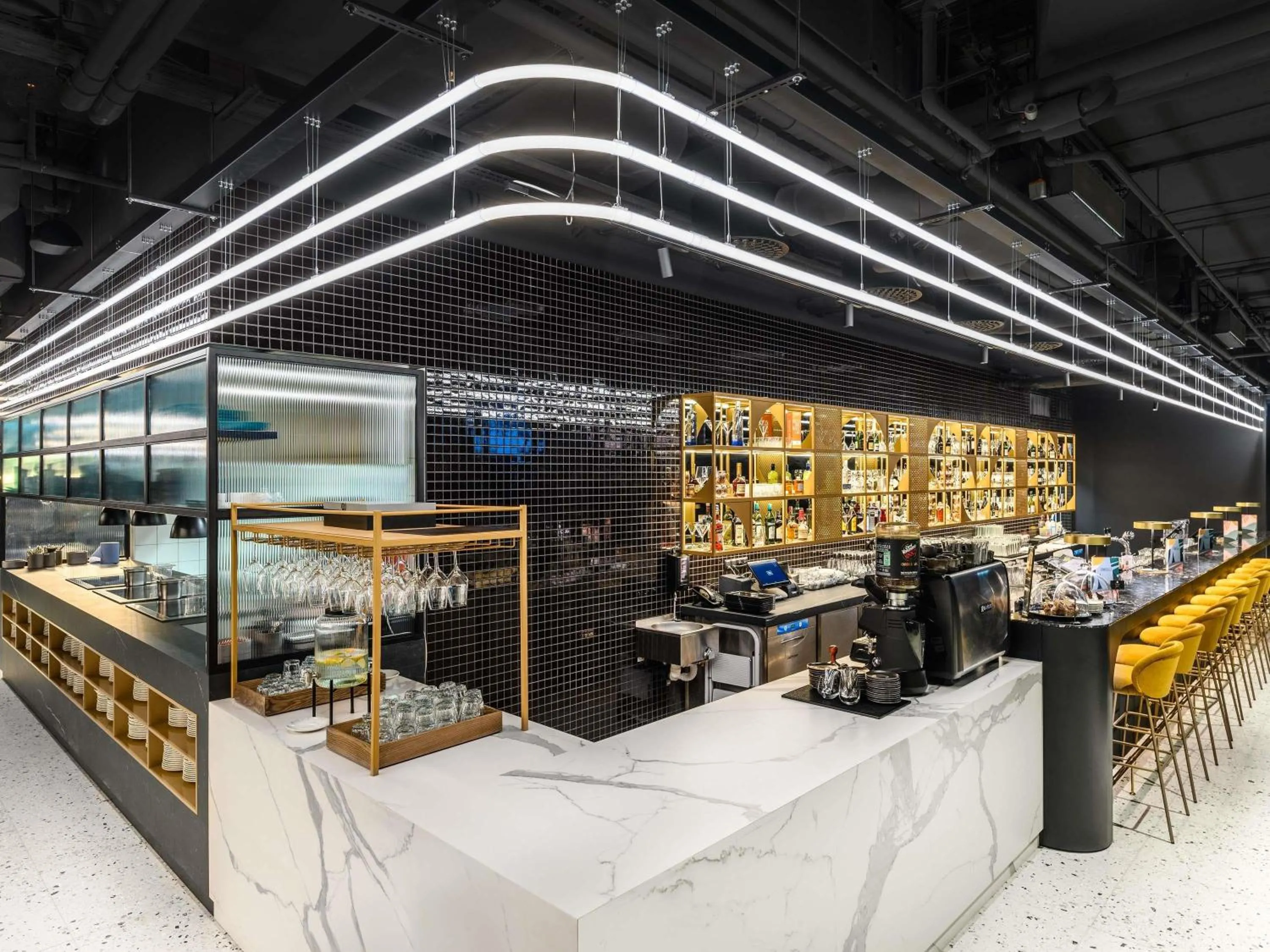 Lounge or bar in ibis Budapest Stadium