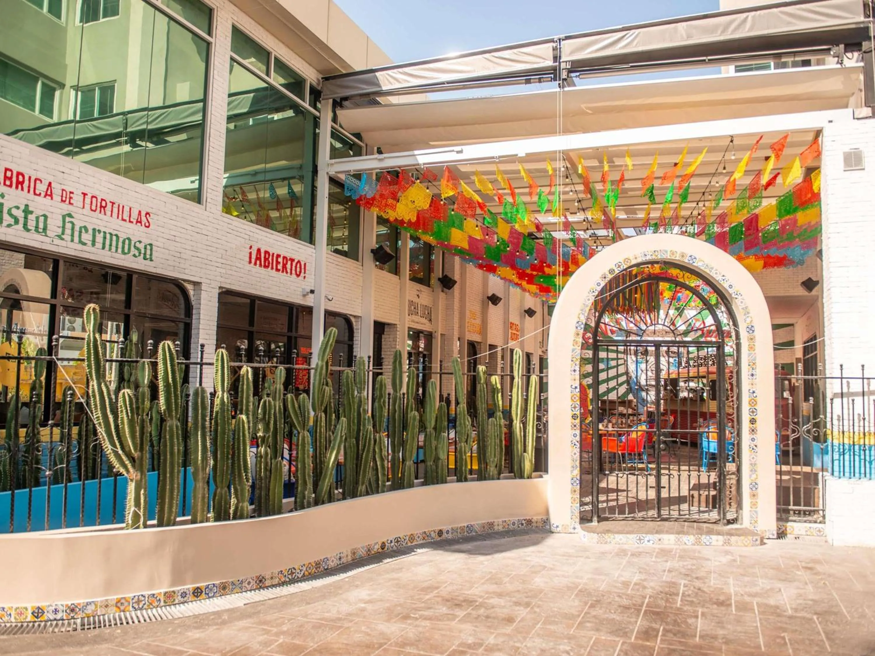 Restaurant/places to eat in Novotel Living Bangkok Sukhumvit Legacy