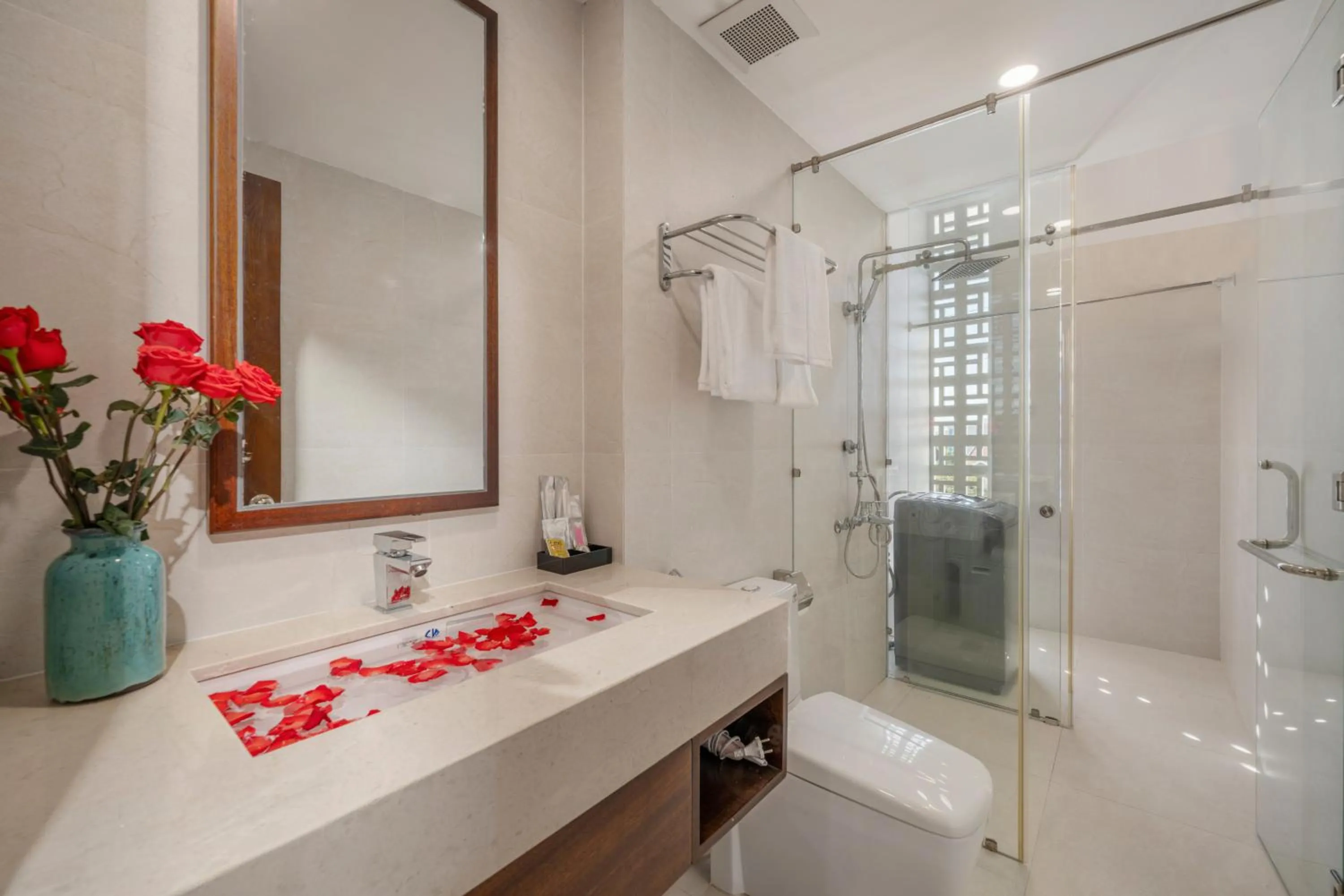 Shower in Dana Boutique Hotel & Apartment