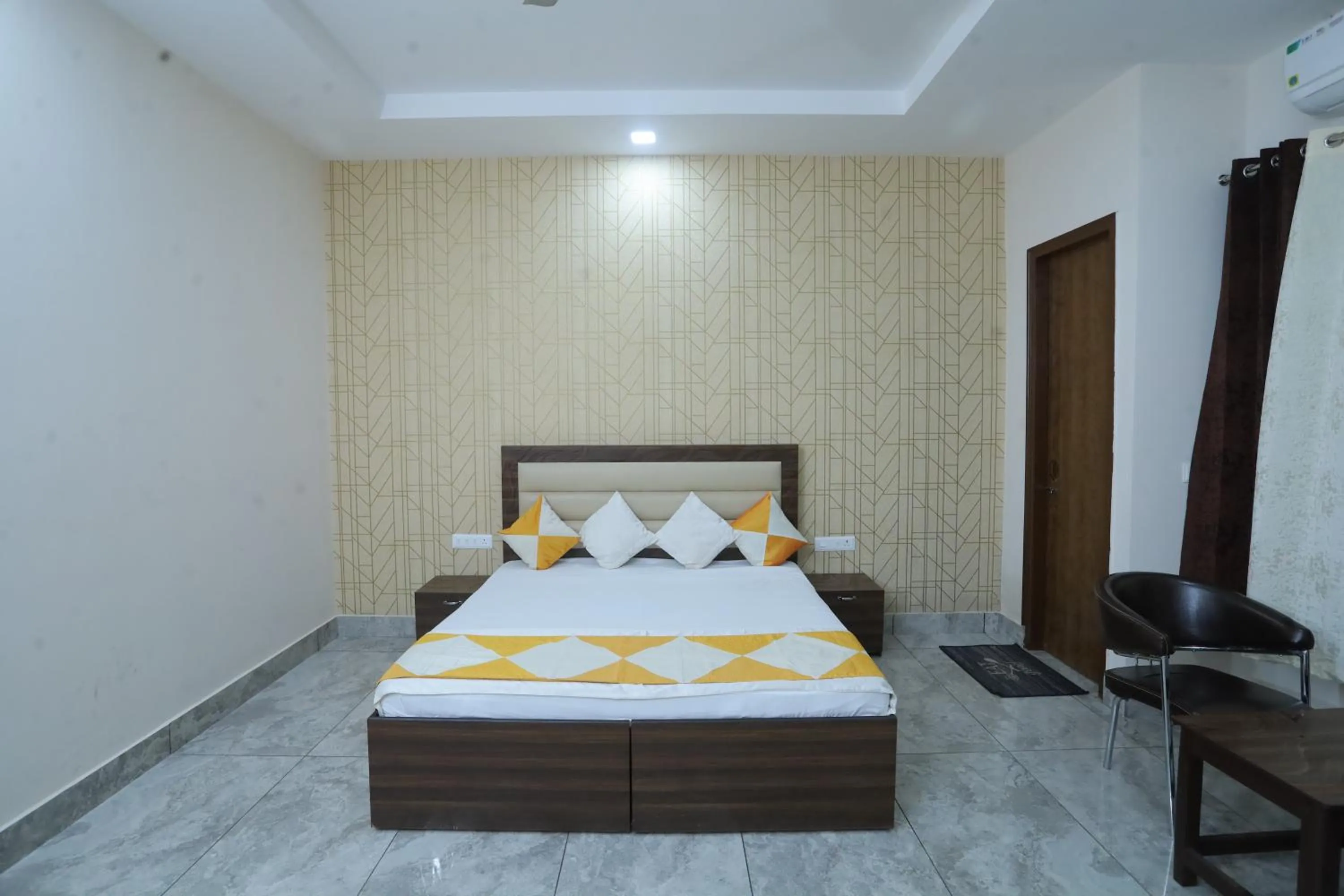 Bedroom, Bed in Raghav inn