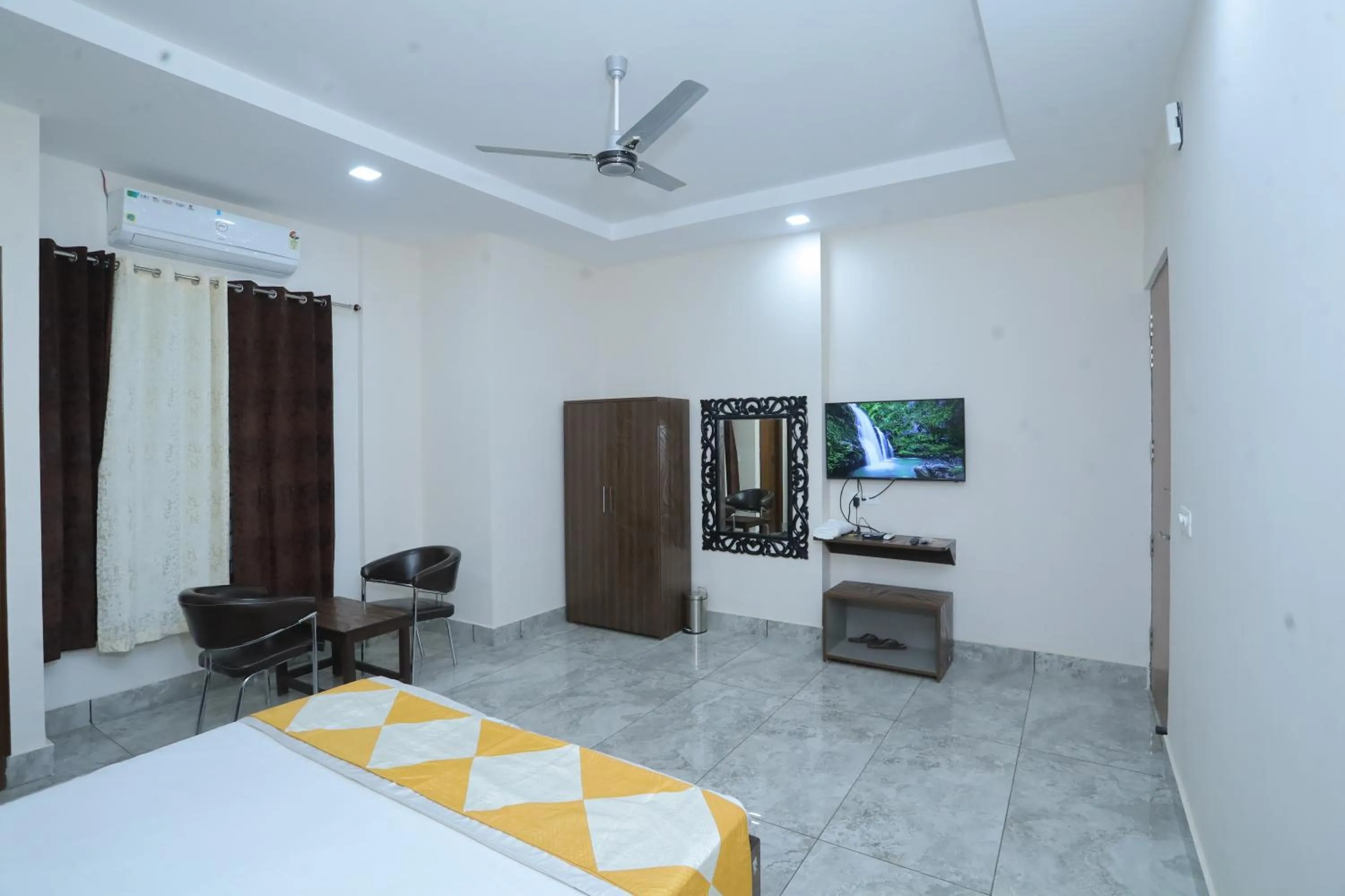 Bedroom, Bed in Raghav inn