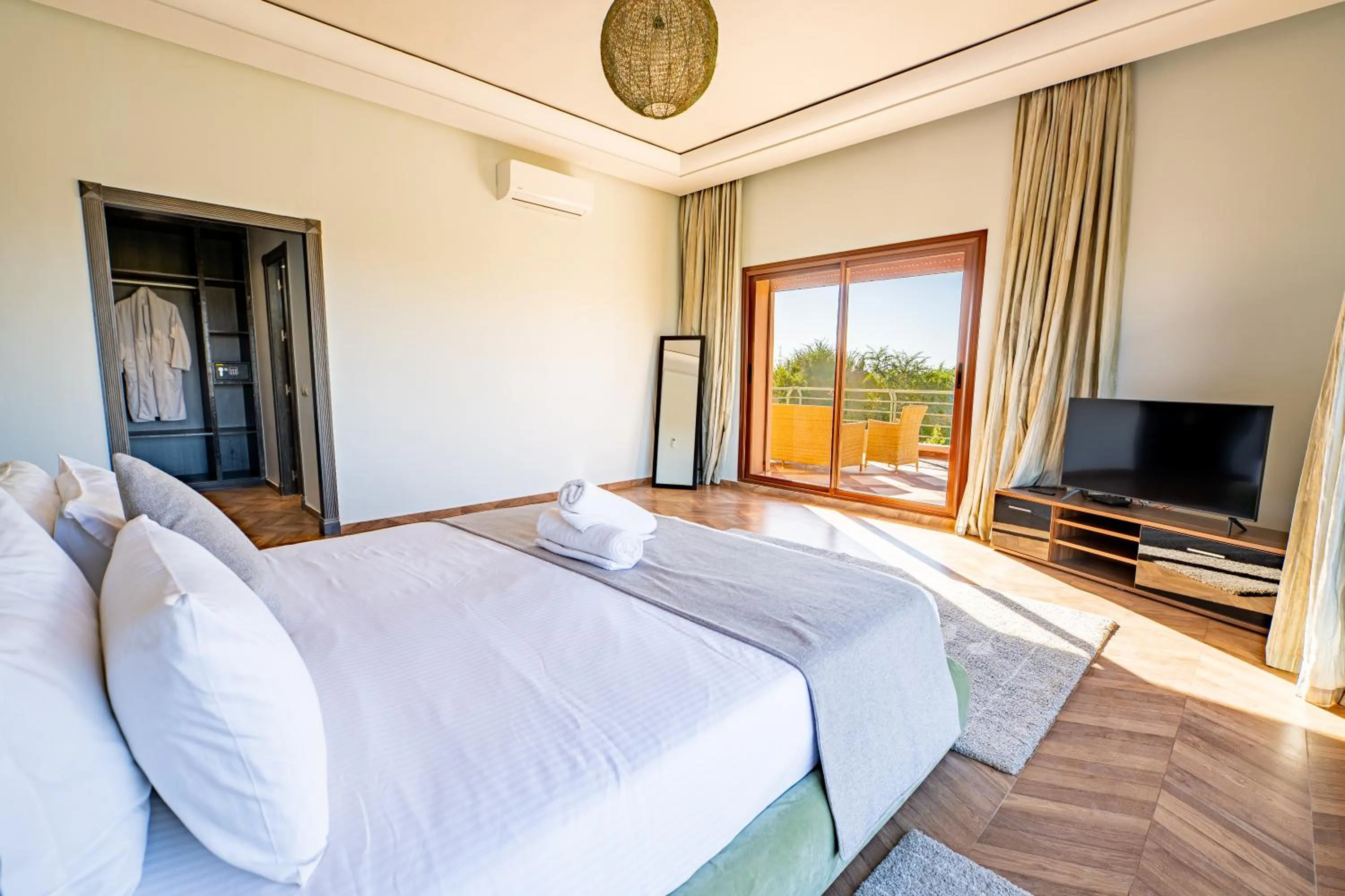 Bedroom, Bed in Konouz Palace